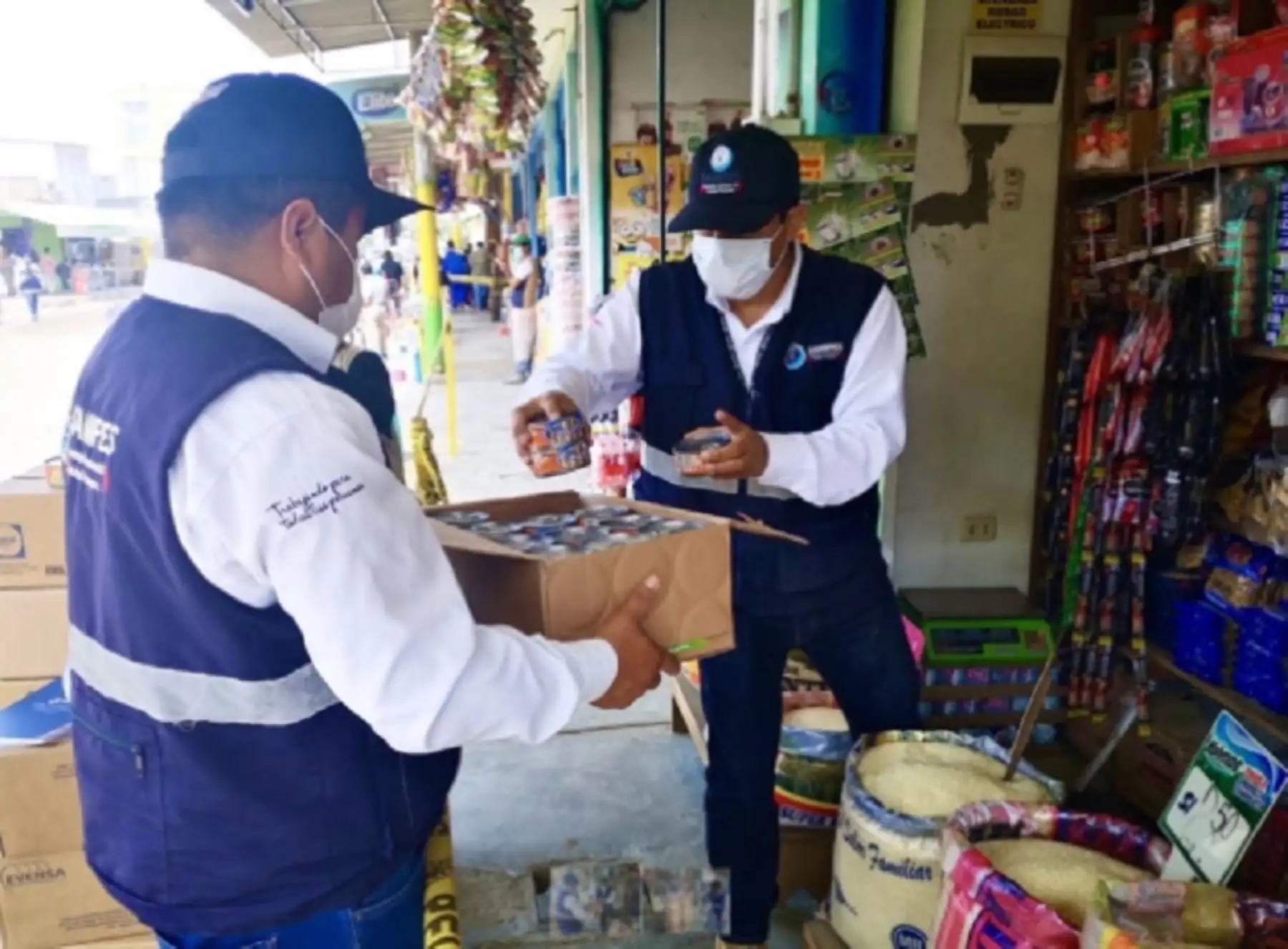 En un operativo conjunto con la Policía Fiscal y agentes de la Municipalidad Provincial del Santa, personal del Organismo Nacional de Sanidad Pesquera (Sanipes), del Ministerio de la Producción (Produce), incautó 2,004 conservas de pescado de dudosa procedencia al interior del mercado La Perla, en el distrito de Chimbote. Foto: Sanipes