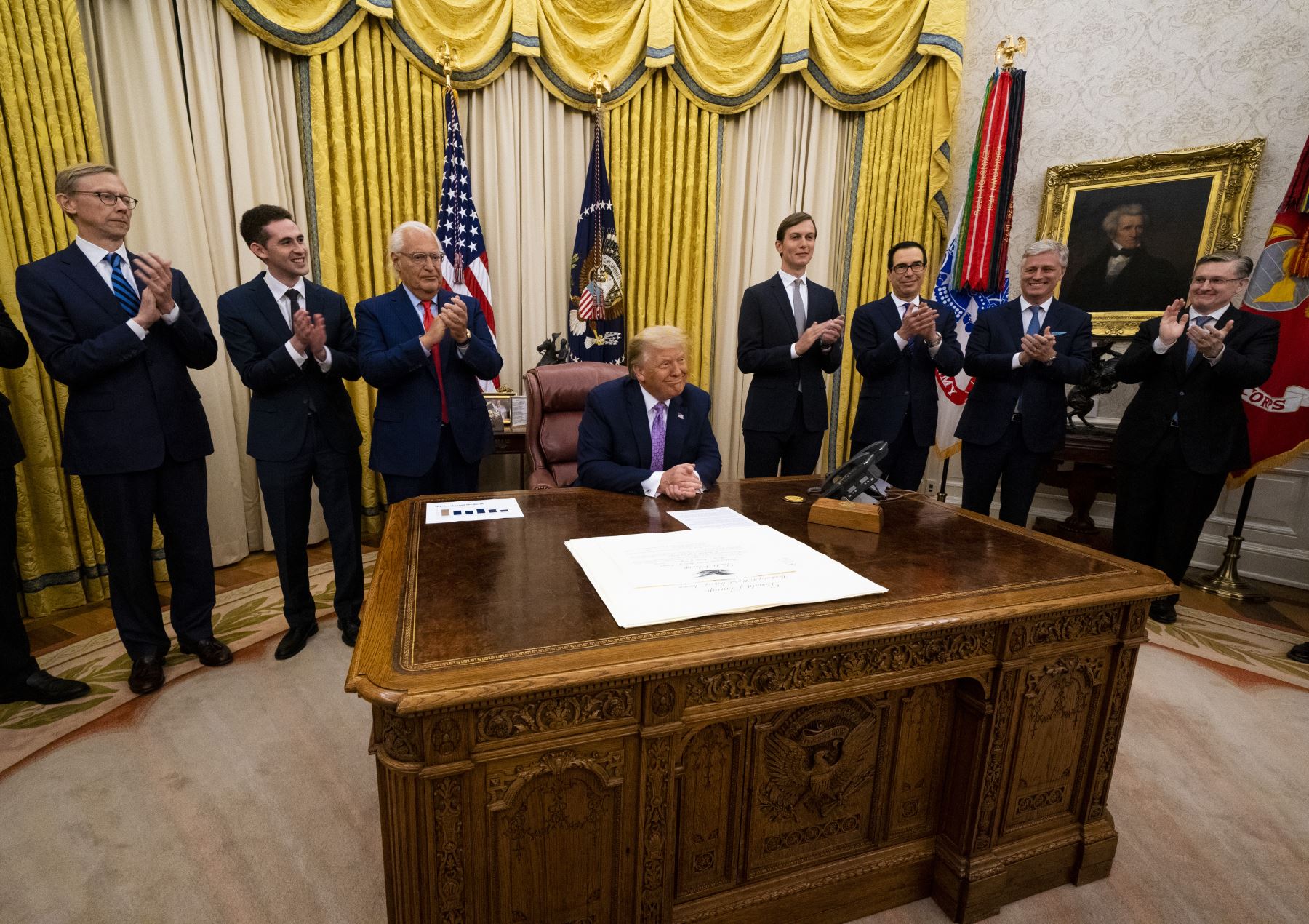 El presidente de los Estados Unidos, Donald Trump, lidera una reunión con líderes de Israel y los Emiratos Árabes Unidos anunciando un acuerdo de paz para establecer relaciones diplomáticas con Israel y los Emiratos Árabes Unidos, en la Oficina Oval de la Casa Blanca. Foto: AFP