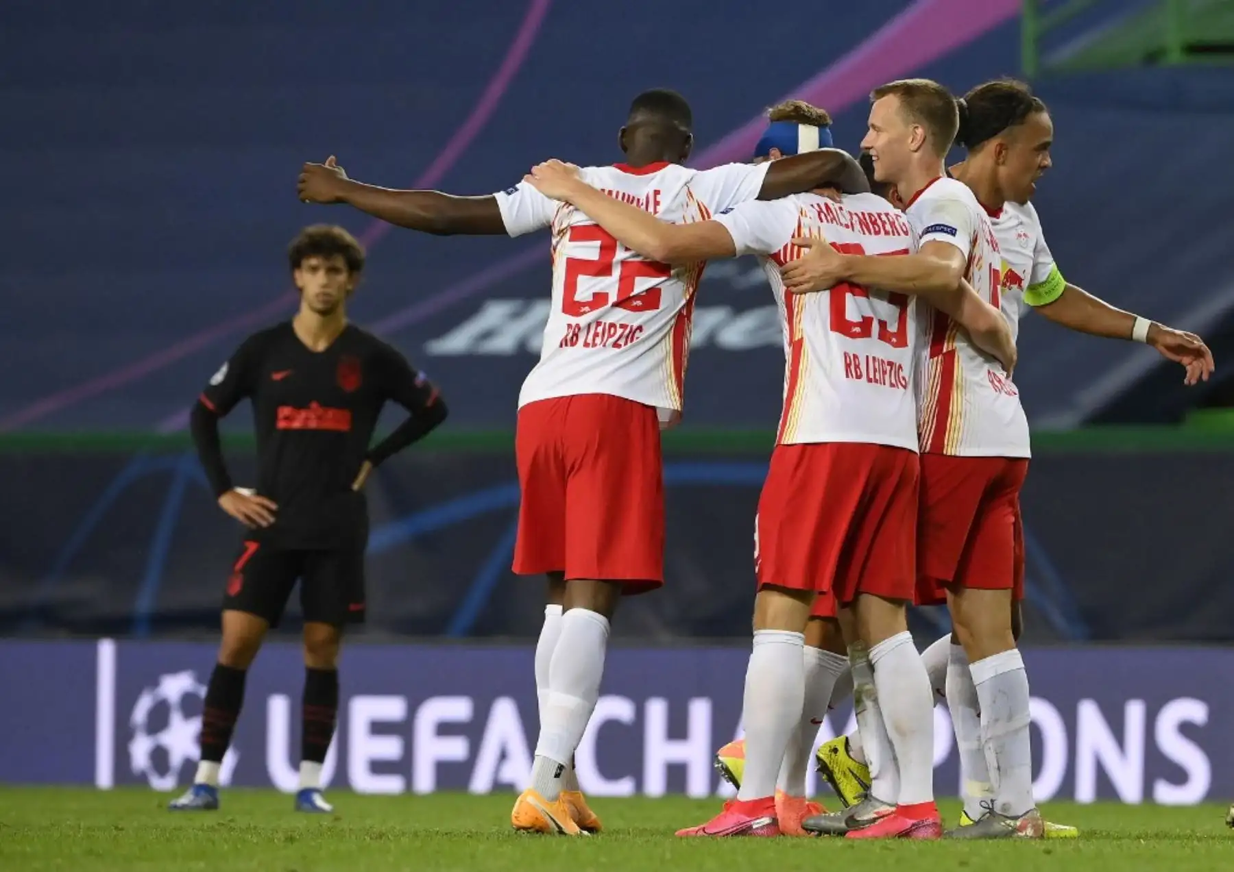 Los jugadores de Leipzig celebran su victoria al final del partido de fútbol de cuartos de final de la UEFA Champions League entre Leipzig y Atlético de Madrid en el estadio Jose Alvalade de Lisboa.Foto:AFP