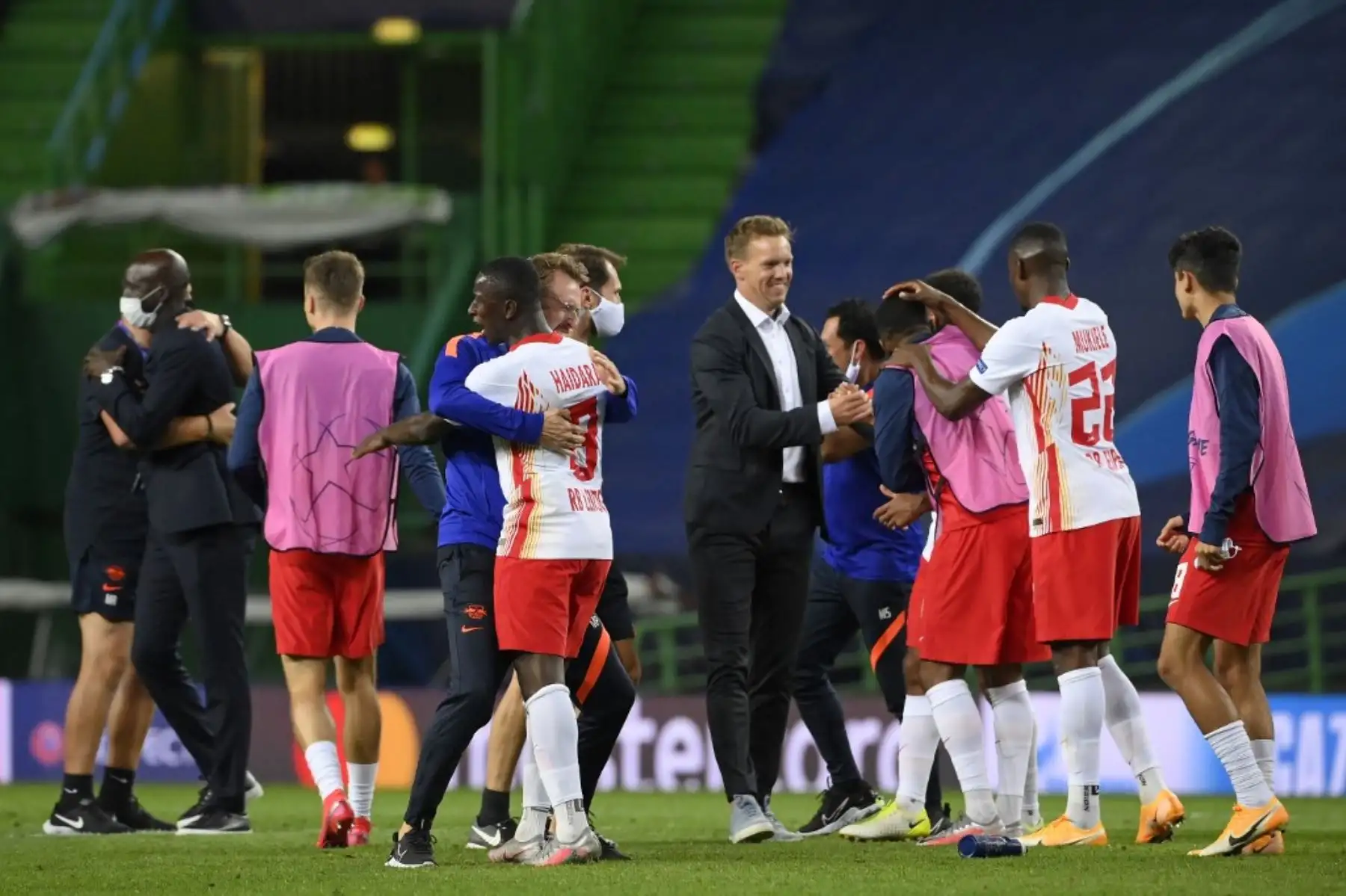 El entrenador alemán de Leipzig, Julian Nagelsmann y sus jugadores celebran su victoria al final del partido de fútbol de cuartos de final de la UEFA Champions League entre Leipzig y Atlético de Madrid en el estadio José Alvalade de Lisboa.Foto:AFP