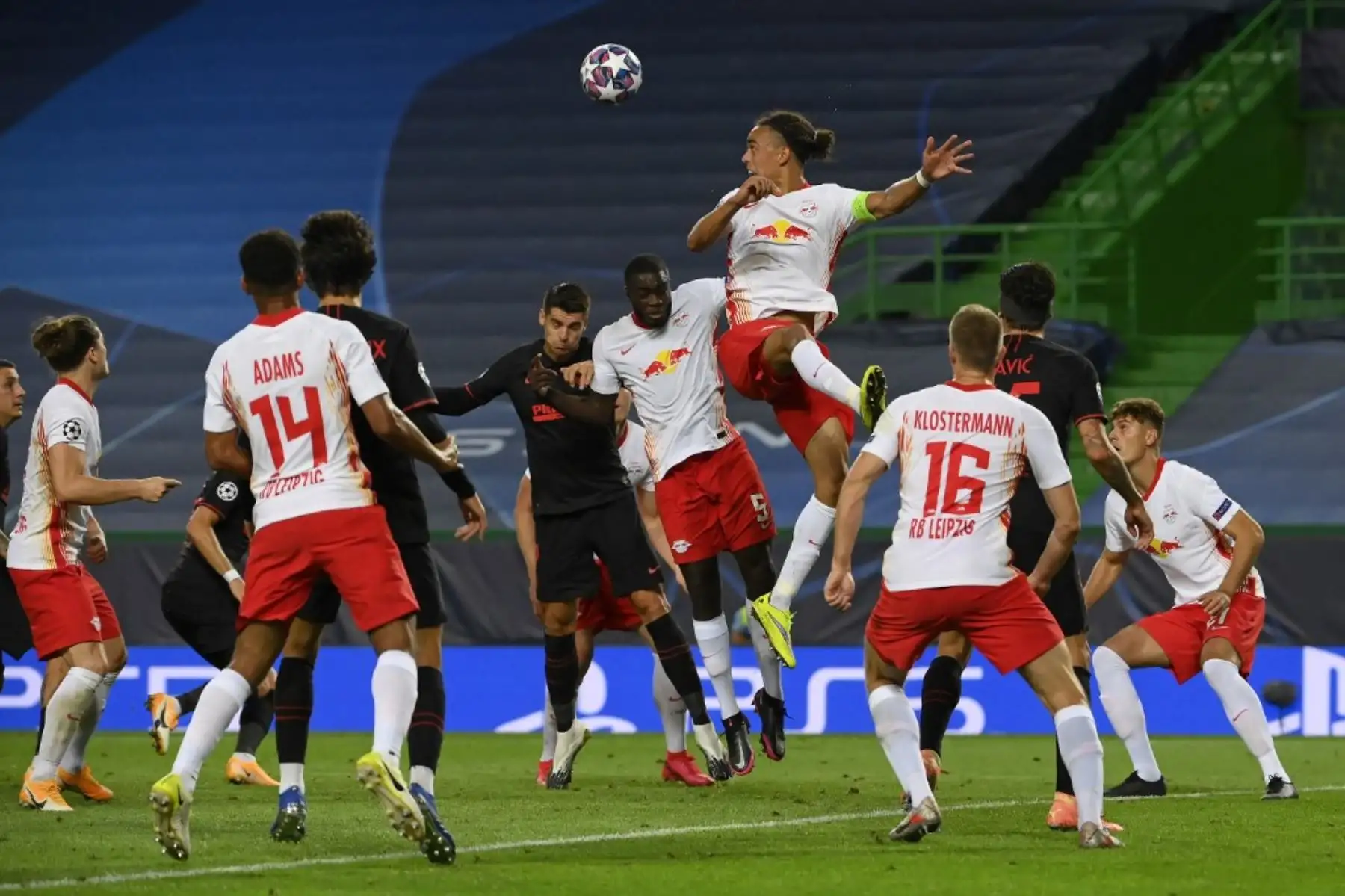 El delantero danés de Leipzig, Yussuf Poulsen, cabecea el balón durante el partido de fútbol de cuartos de final de la Liga de Campeones de la UEFA entre Leipzig y Atlético de Madrid en el estadio José Alvalade de Lisboa.Foto:AFP