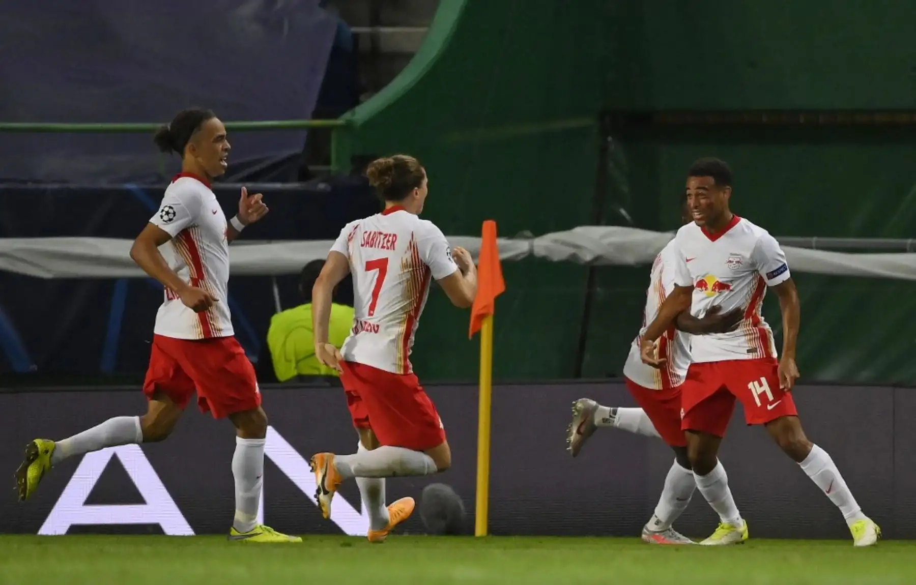 El mediocampista estadounidense de Leipzig Tyler Adams celebra su gol con sus compañeros durante el partido de fútbol de cuartos de final de la Liga de Campeones de la UEFA entre Leipzig y Atlético de Madrid en el estadio José Alvalade de Lisboa.Foto:AFP