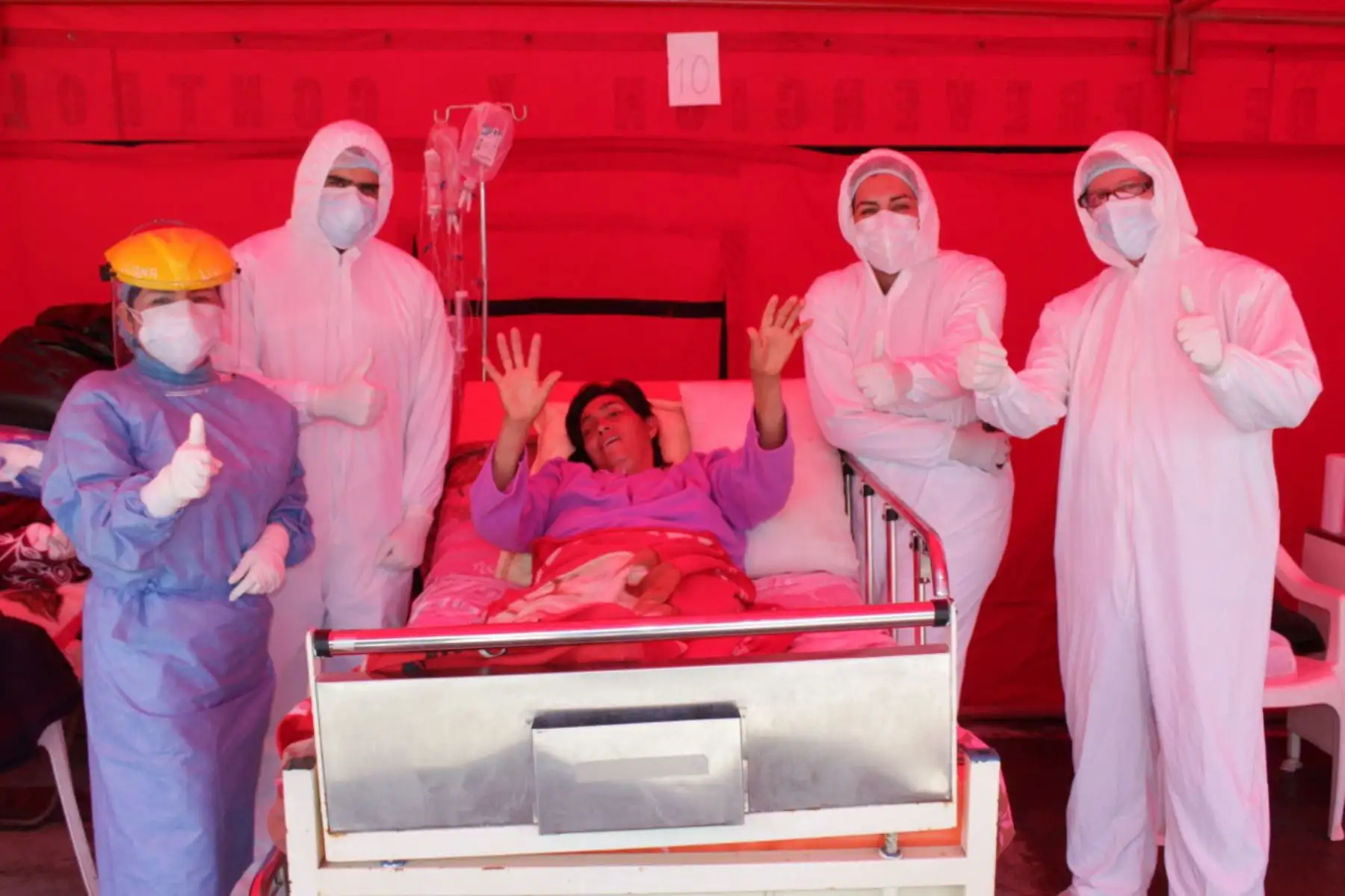 Catalina agradeció a los profesionales de la salud del Hospital La Caleta de Chimbote por ayudarla en su proceso de recuperación del covid-19.