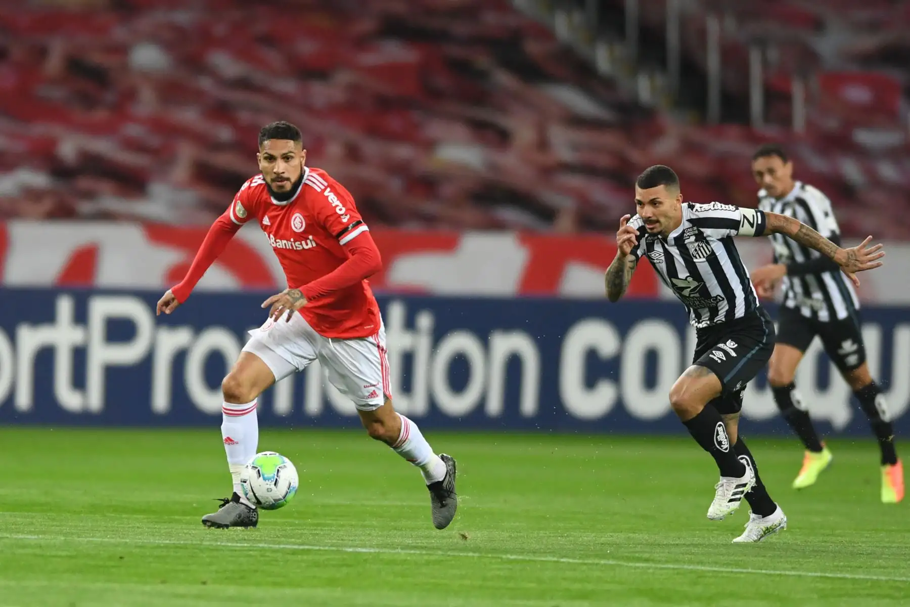 Paolo Guerrero abrió el marcador en el Beira-Rio con un fenomenal tanto en el segundo tiempo del partido entre Internacional y Santos por el Brasileirao. Foto: Ricardo Duarte/ @scinternacional