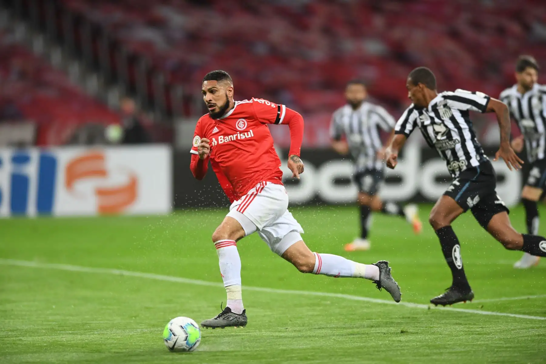 Paolo Guerrero abrió el marcador en el Beira-Rio con un fenomenal tanto en el segundo tiempo del partido entre Internacional y Santos por el Brasileirao. Foto: Ricardo Duarte/ @scinternacional