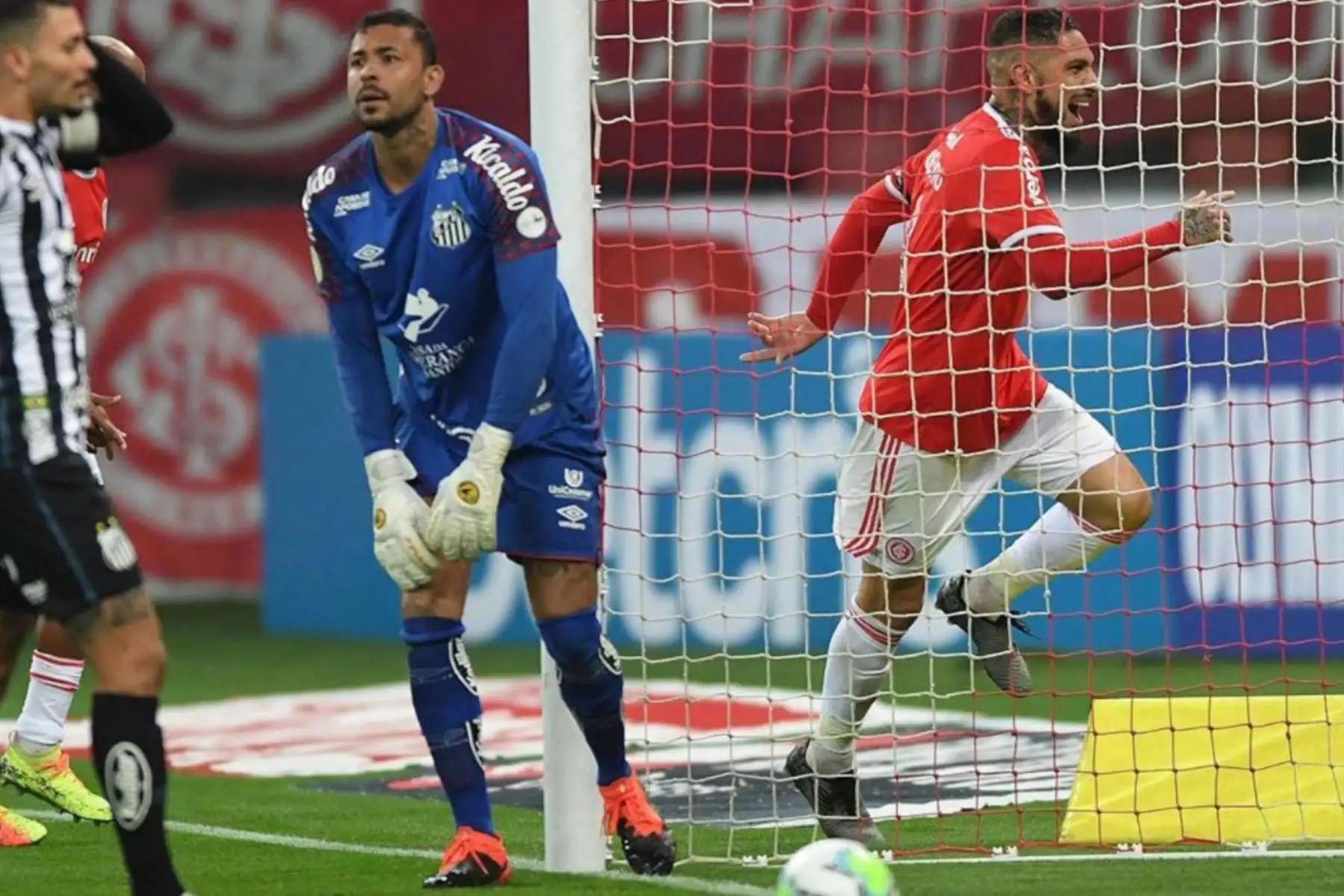 El delantero de la selección peruana sumó su noveno gol de la temporada con la camiseta del cuadro ‘colorado’, hizo cuatro tantos entre el Campeonato Gaucho y la Copa Libertadores 2020.
Foto: Ricardo Duarte/ @scinternacional