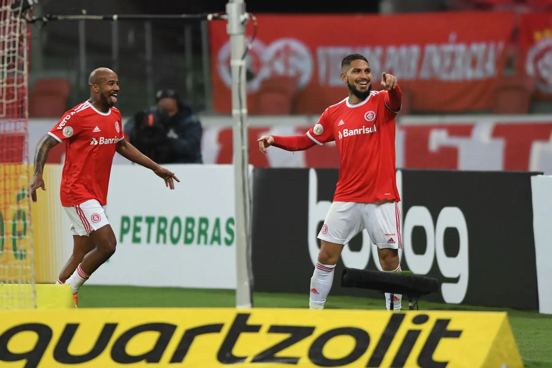 Con golazo de  Paolo Guerrero, Internacional vence 2-0 a Santos por el campeonato Brasileño.
Foto: Ricardo Duarte/ @scinternacional