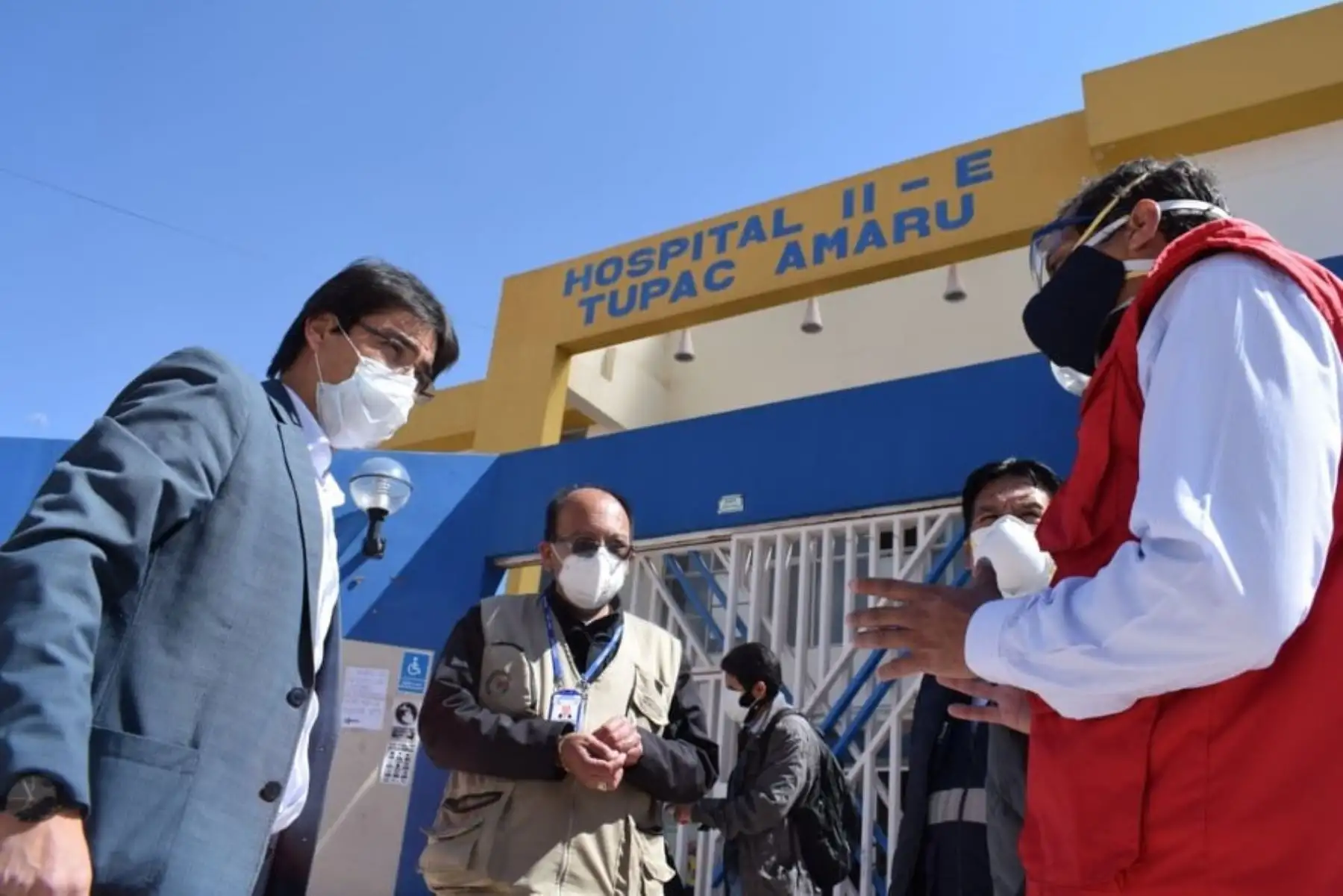 Gobernador regional del Cusco, Jean Paul Benavente, y funcionarios de la Diresa inspeccionan instalaciones de salud que atienden pacientes covid-19. ANDINA/Difusión