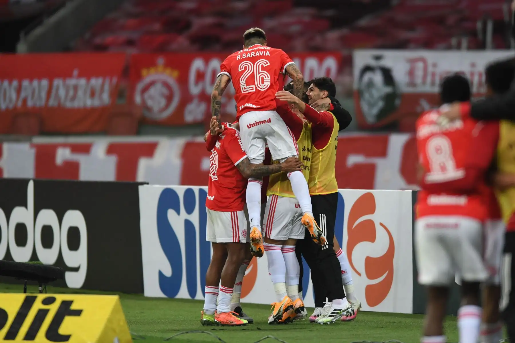 El jugador de Internacional, Renzo Saravia  celebra junto a su equipo el contundente triunfo  de Internacional ante Santos por  2-0  en el Estadio Beira-Rio, por la fecha 2 del Brasileirao.
Foto: Ricardo Duarte/ @scinternacional