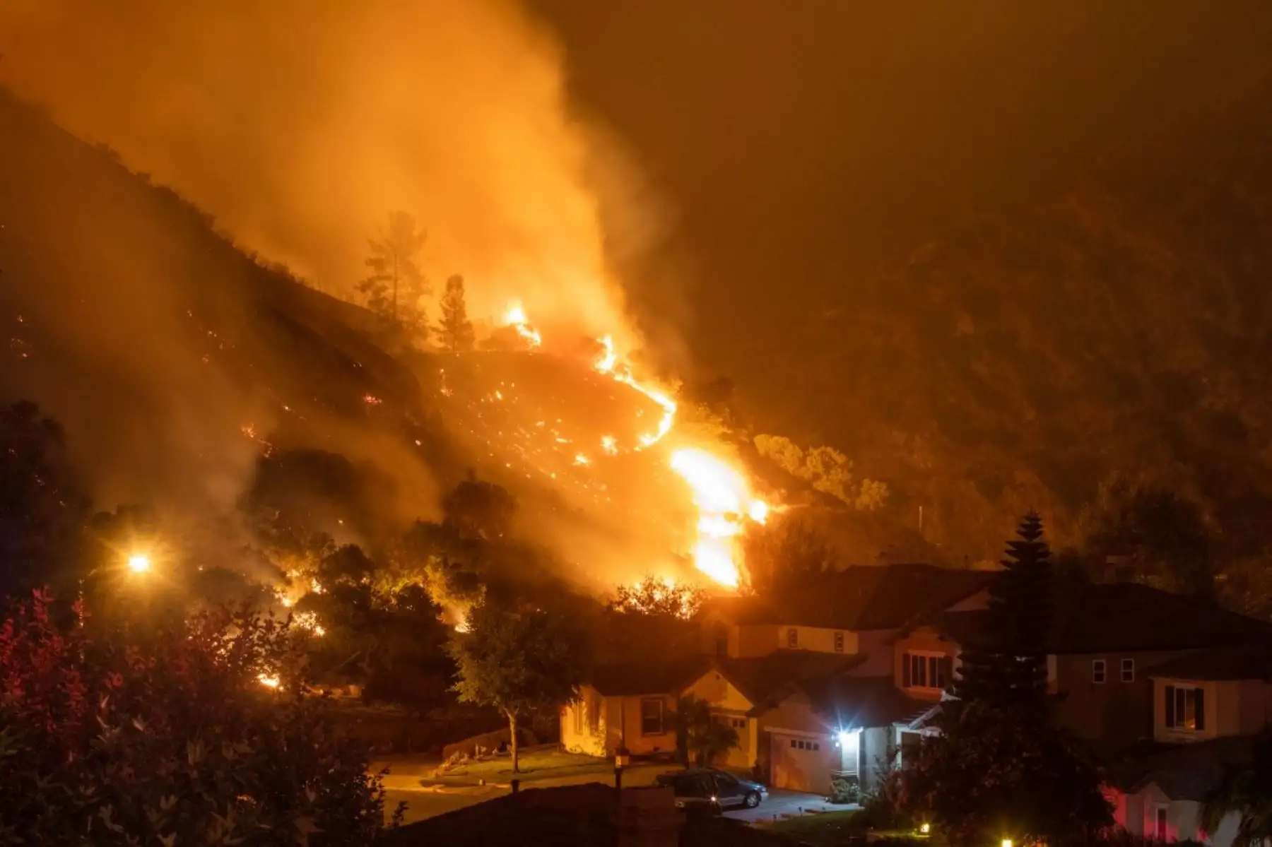Las llamas del Ranch Fire queman las colinas en Azusa, California a 40 km al este de Los Ángeles. Foto: AFP