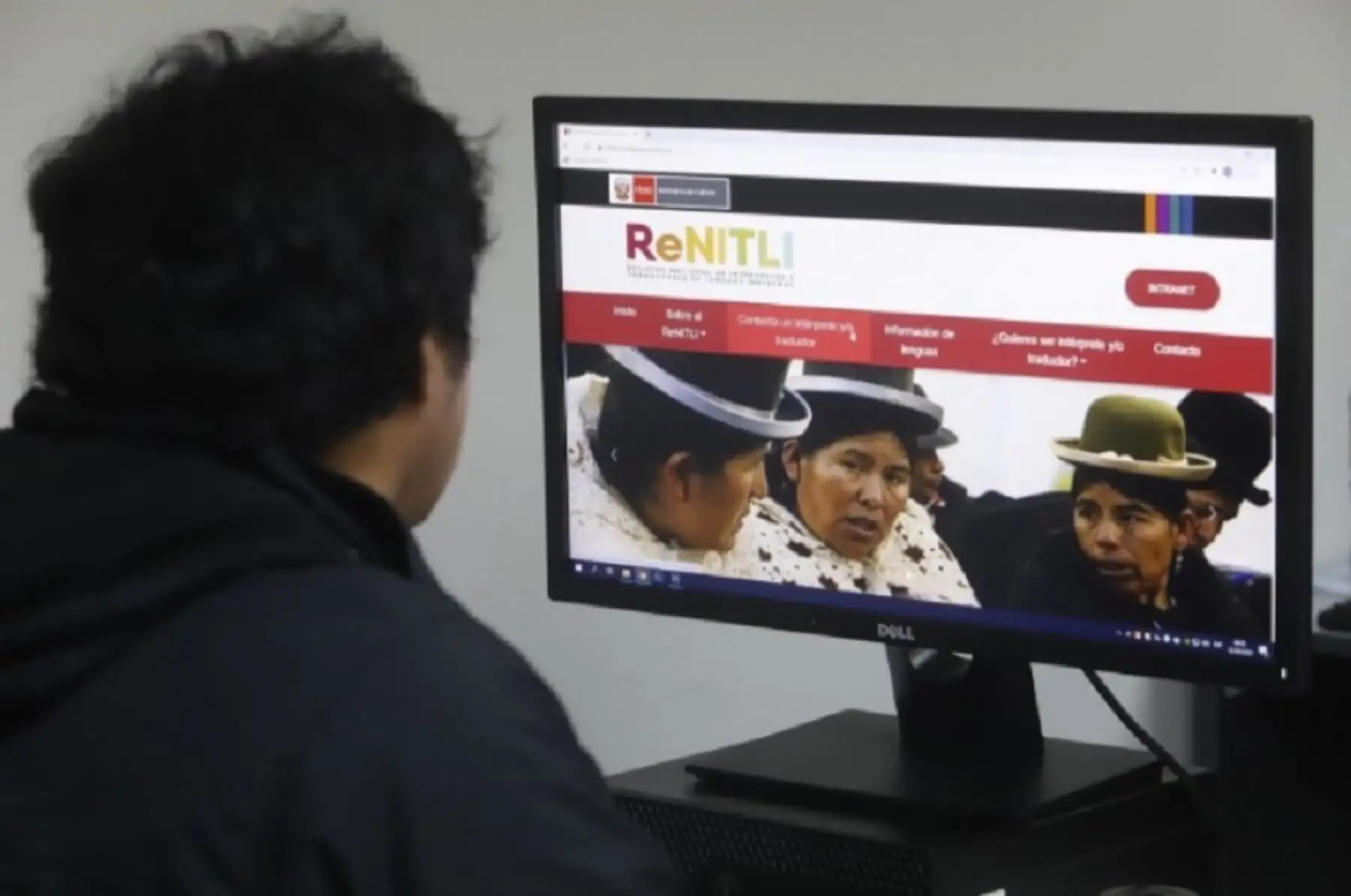 El Ministerio de Cultura puso a disposición de la ciudadanía la nueva versión de la plataforma virtual del Registro Nacional de Intérpretes y Traductores de Lenguas Indígenas (ReNITLI), para que las instituciones o empresas puedan facilitar y garantizar el diálogo con los ciudadanos hablantes de lenguas indígenas u originarias en los servicios que brindan. Foto: Ministerio de Cultura.