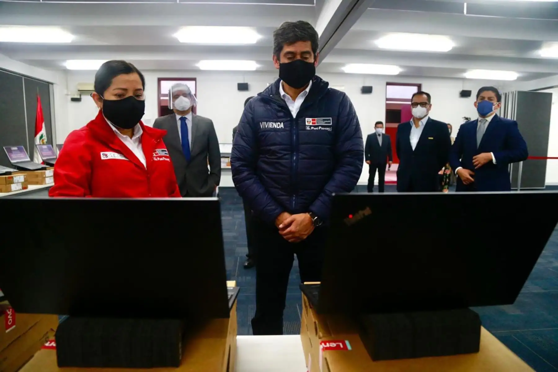 Ministro de Vivienda, Carlos Lozada, recibió de parte de la cooperación Suiza y Alemana 50 laptops para la implementación de talleres de Sencico dirigidos a estudiantes de bajos recursos.Foto: ANDINA/Ministerio de Vivienda.