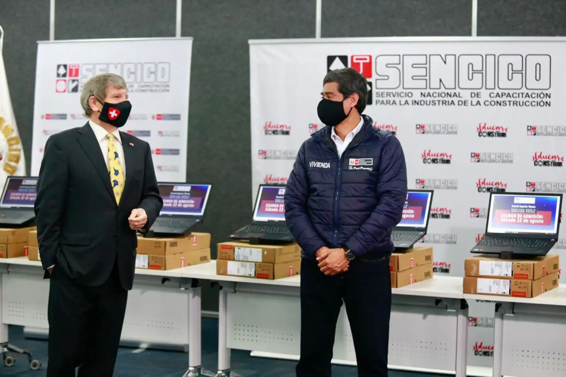 El ministro de Vivienda, Carlos Lozada y el Embajador de Suiza en el Perú, Markus-Alexander Antonietti muestran las laptops que fueron donadas por parte de la Cooperación Suiza Alemana para apoyar a Sencico en la implementación de talleres tecnológicos. Foto: Ministerio de Vivienda