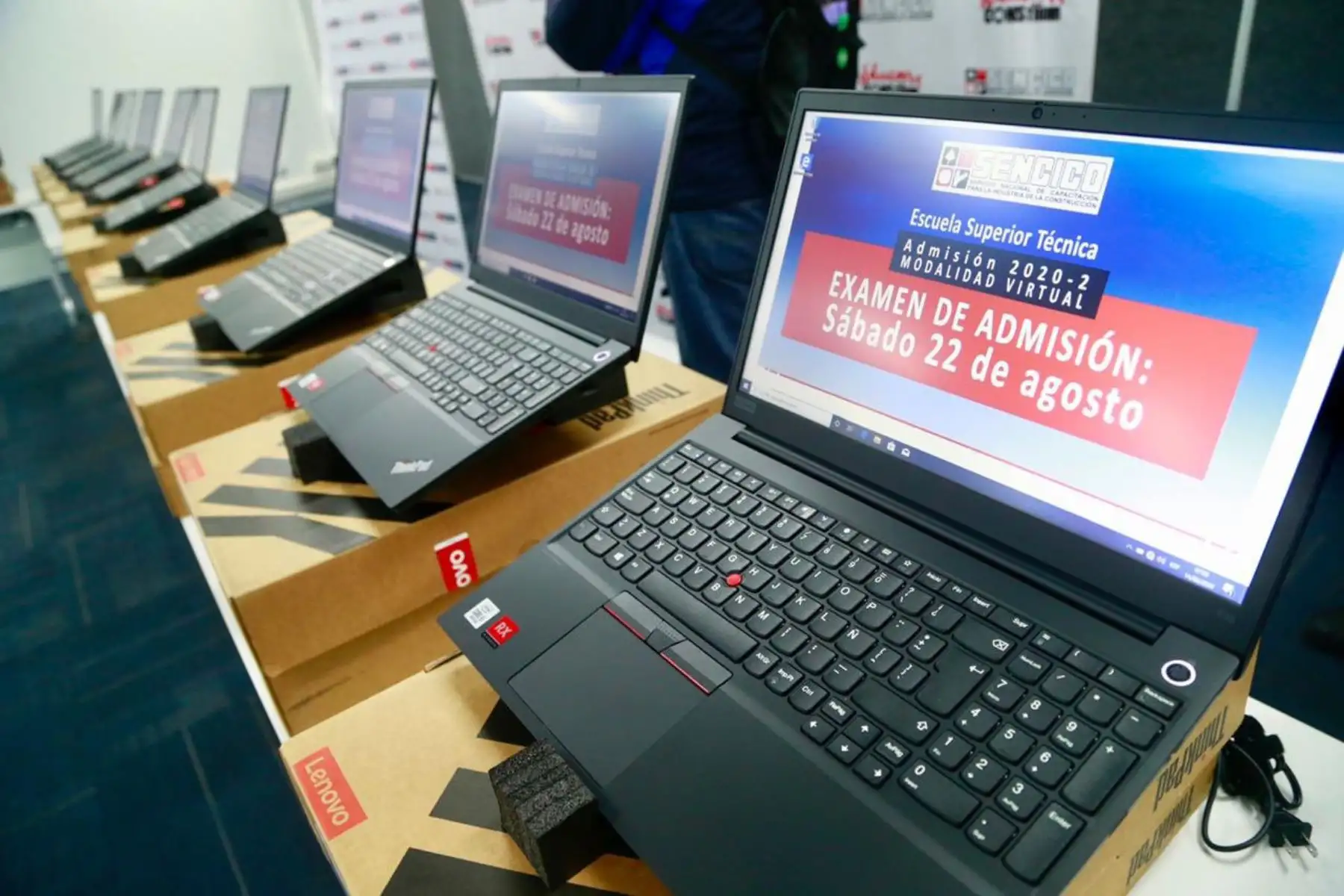 Ministro de Vivienda, Carlos Lozada, recibió de parte de la cooperación Suiza y Alemana 50 laptops para la implementación de talleres de Sencico dirigidos a estudiantes de bajos recursos.Foto: ANDINA/Ministerio de Vivienda.