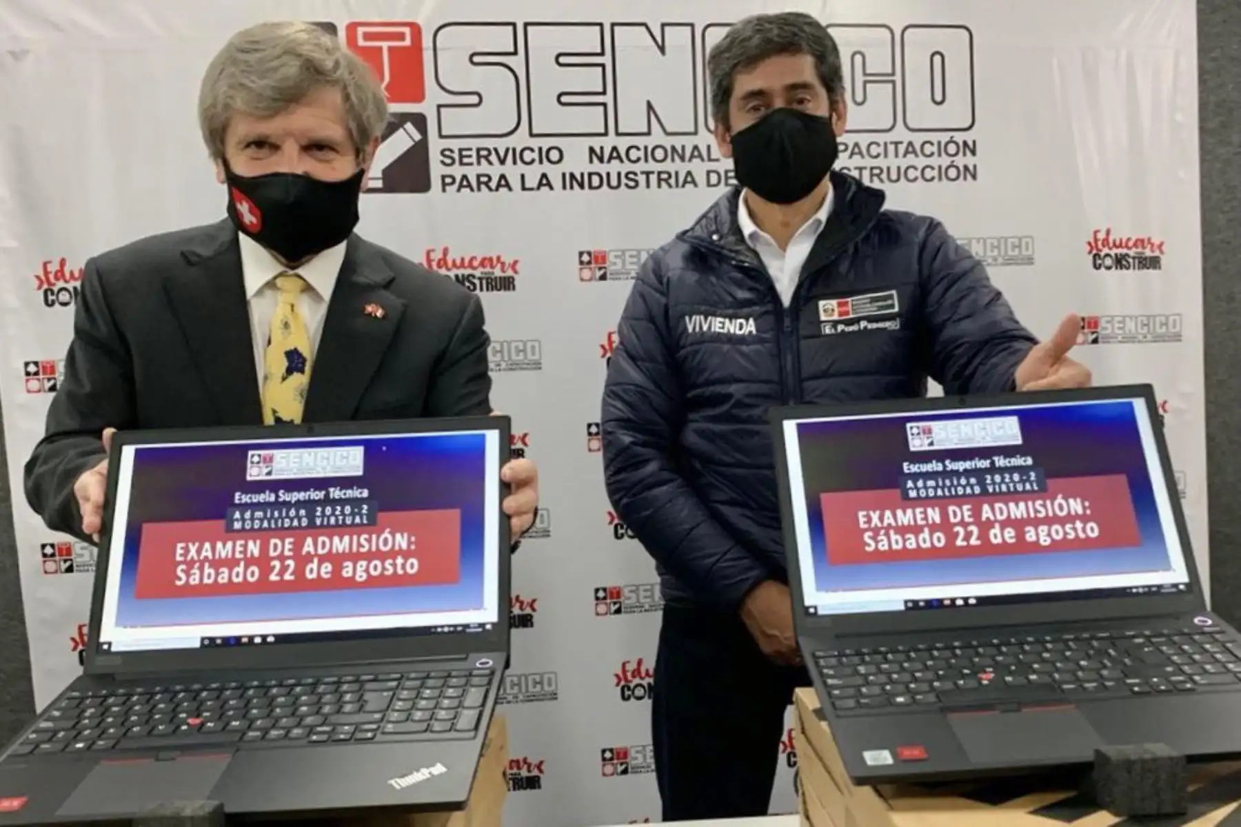 El ministro de Vivienda, Carlos Lozada y el Embajador de Suiza en el Perú, Markus-Alexander Antonietti muestran las laptops que fueron donadas por parte de la Cooperación Suiza Alemana para apoyar a Sencico en la implementación de talleres tecnológicos. Foto: Ministerio de Vivienda