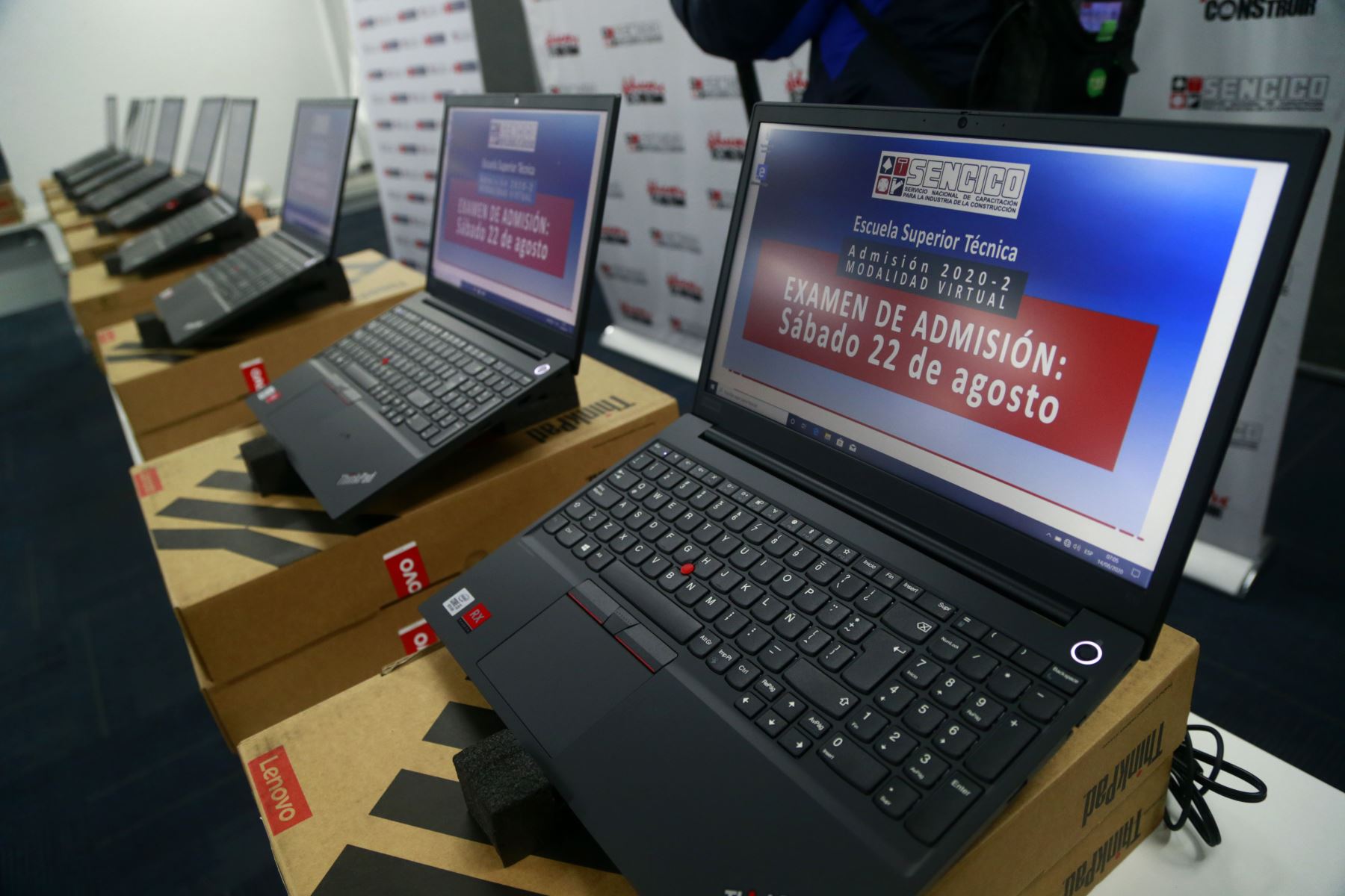 Ministro de vivienda, Carlos Lozada, recibió donación de 50 laptops de parte de la Cooperación Suiza Alemana para apoyar a Sencico en la implementación de talleres tecnológicos. Foto: Ministerio de Vivienda