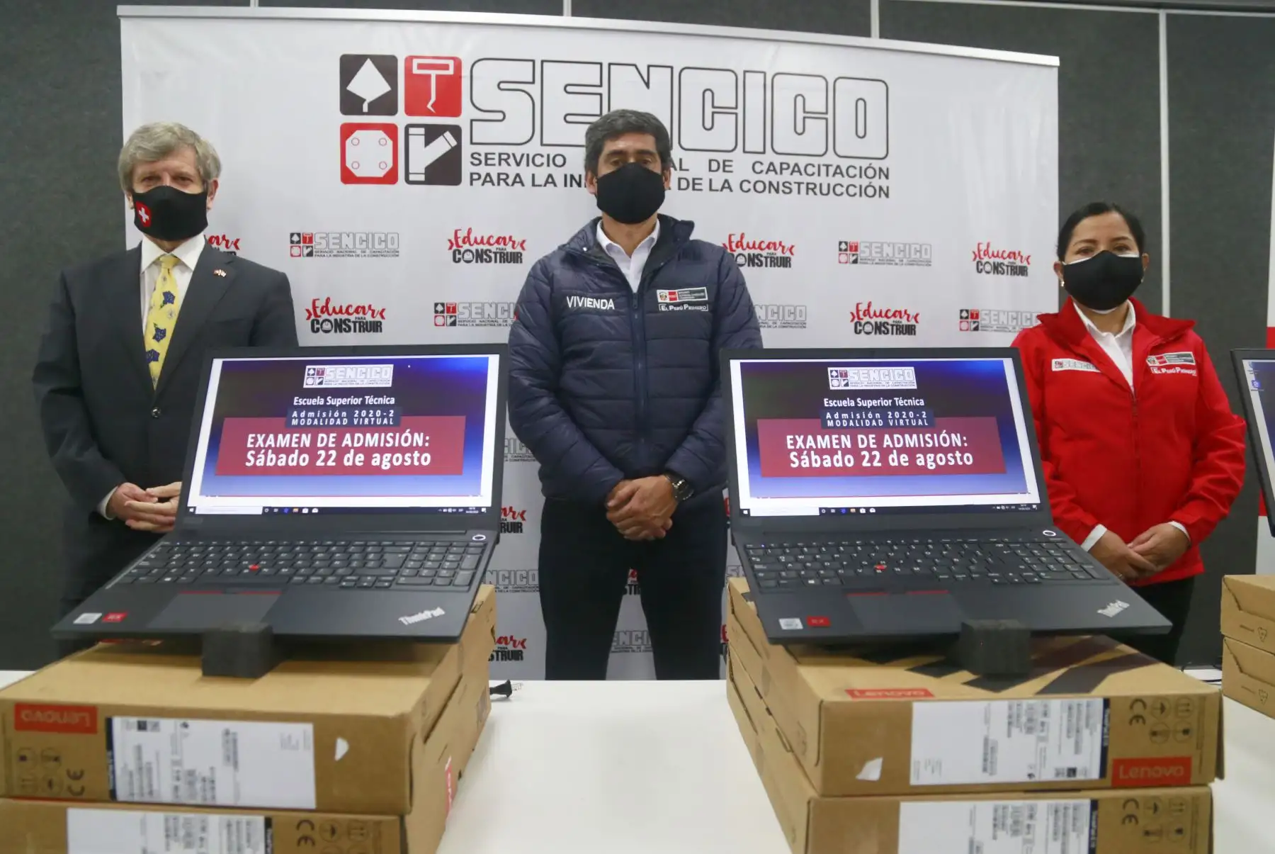 El ministro de Vivienda, Carlos Lozada, el Embajador de Suiza en el Perú, Markus-Alexander Antonietti y la presidenta de Sencico, muestran las laptops que fueron donadas por parte de la Cooperación Suiza Alemana para apoyar a Sencico en la implementación de talleres tecnológicos. Foto: Ministerio de Vivienda