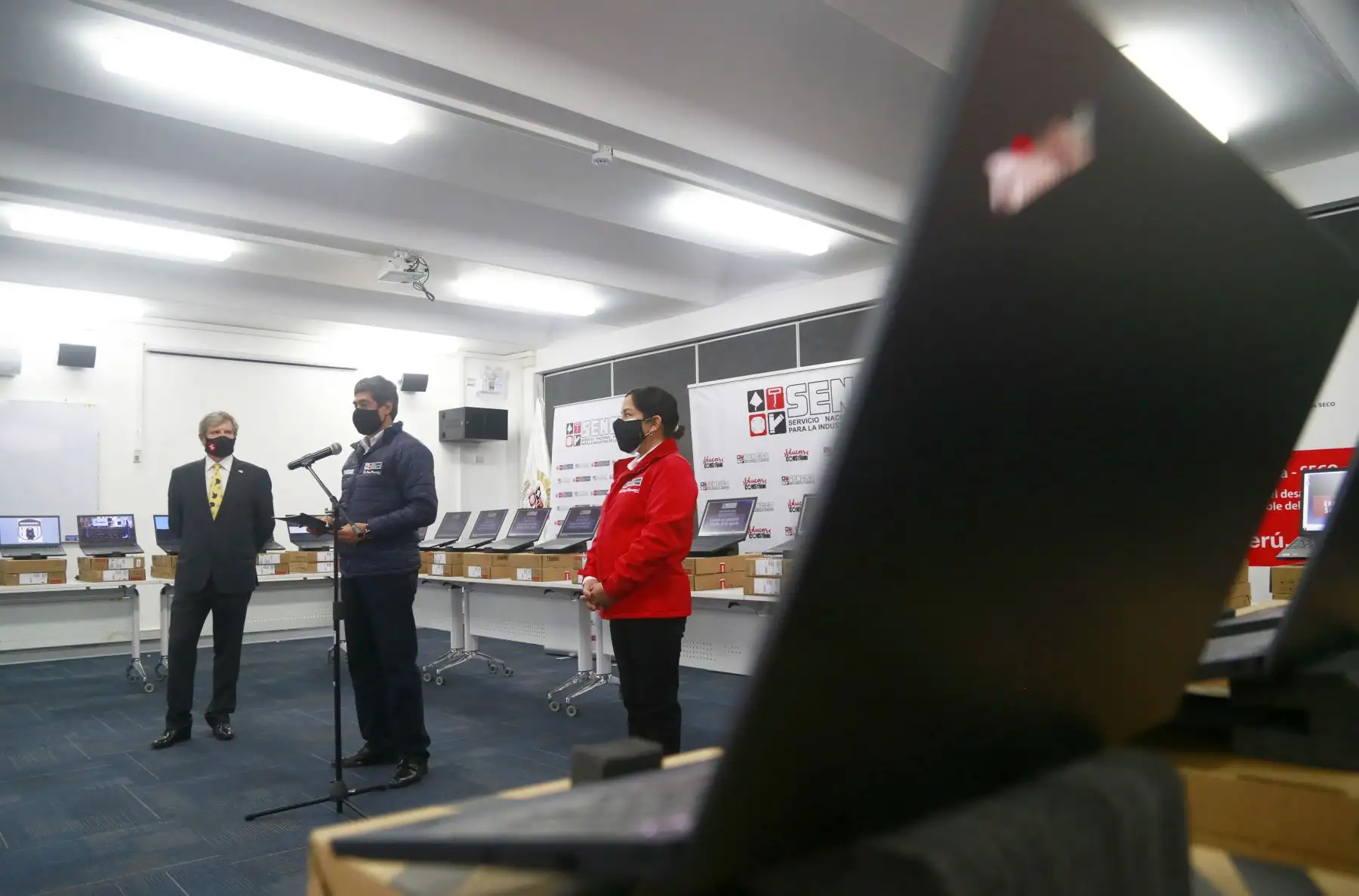 Ministro de vivienda, Carlos Lozada, recibió donación de 50 laptops de parte de la Cooperación Suiza Alemana para apoyar a Sencico en la implementación de talleres tecnológicos. Foto: Ministerio de Vivienda