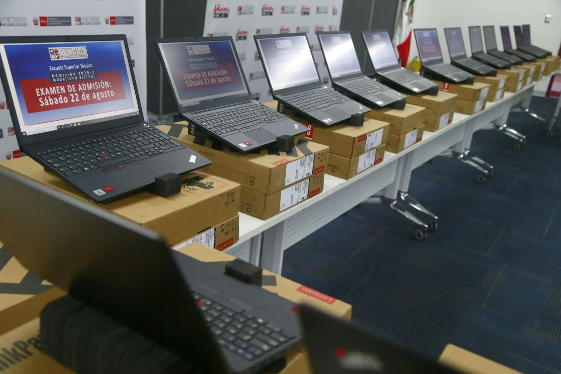 Ministro de vivienda, Carlos Lozada, recibió donación de 50 laptops de parte de la Cooperación Suiza Alemana para apoyar a Sencico en la implementación de talleres tecnológicos. Foto: Ministerio de Vivienda