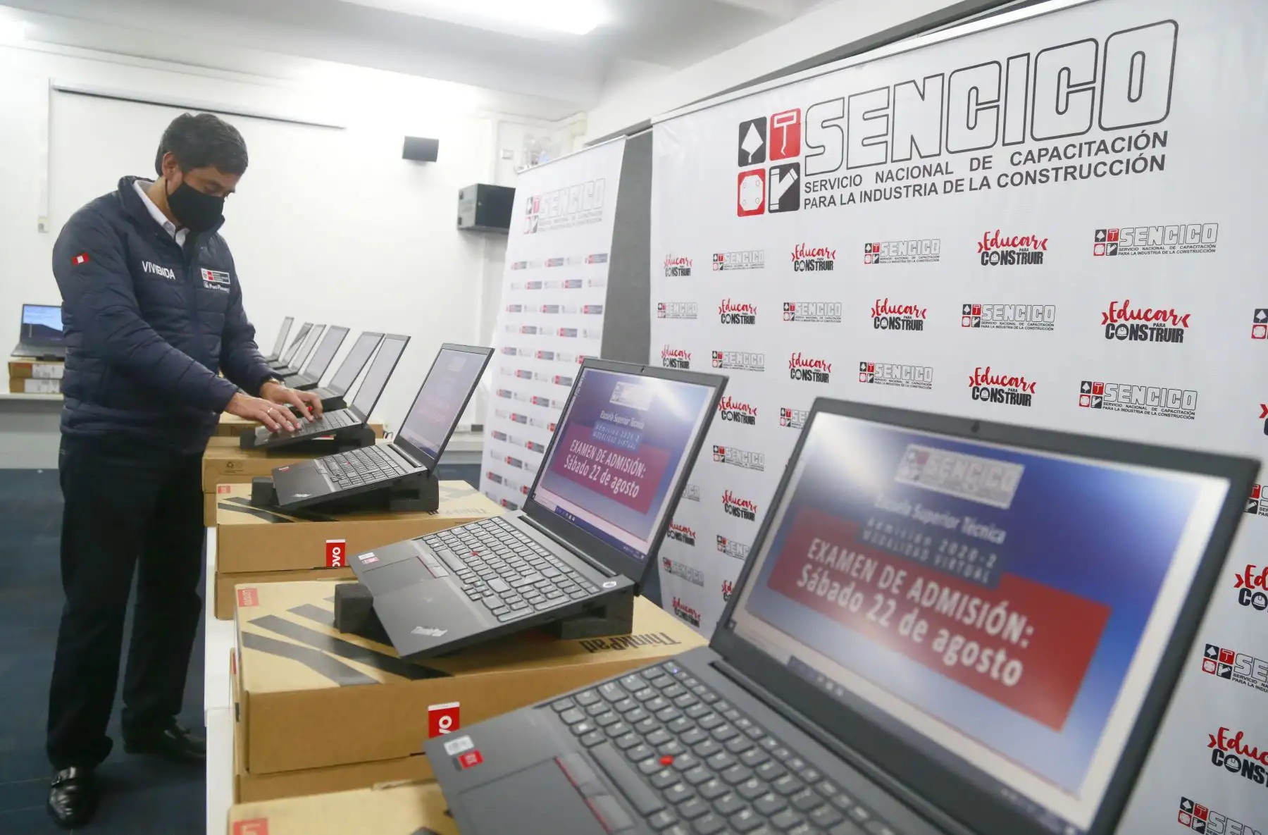 Ministro de vivienda, Carlos Lozada, recibió donación de 50 laptops de parte de la Cooperación Suiza Alemana para apoyar a Sencico en la implementación de talleres tecnológicos. Foto: Ministerio de Vivienda