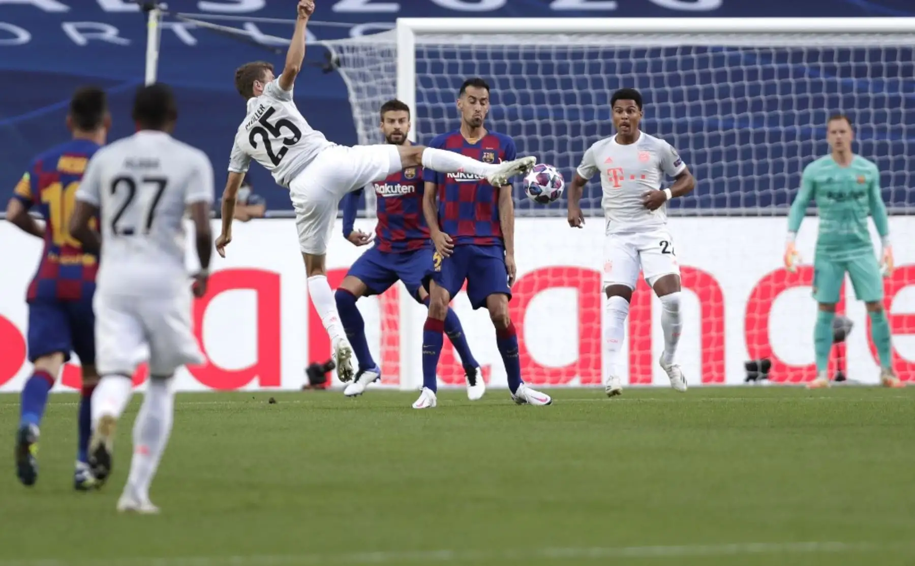 El delantero alemán del Bayern Munich Thomas Mueller marca un gol durante el partido de fútbol de cuartos de final de la Liga de Campeones de la UEFA entre el Barcelona y el Bayern Munich en el estadio Luz de Lisboa.Foto:AFP