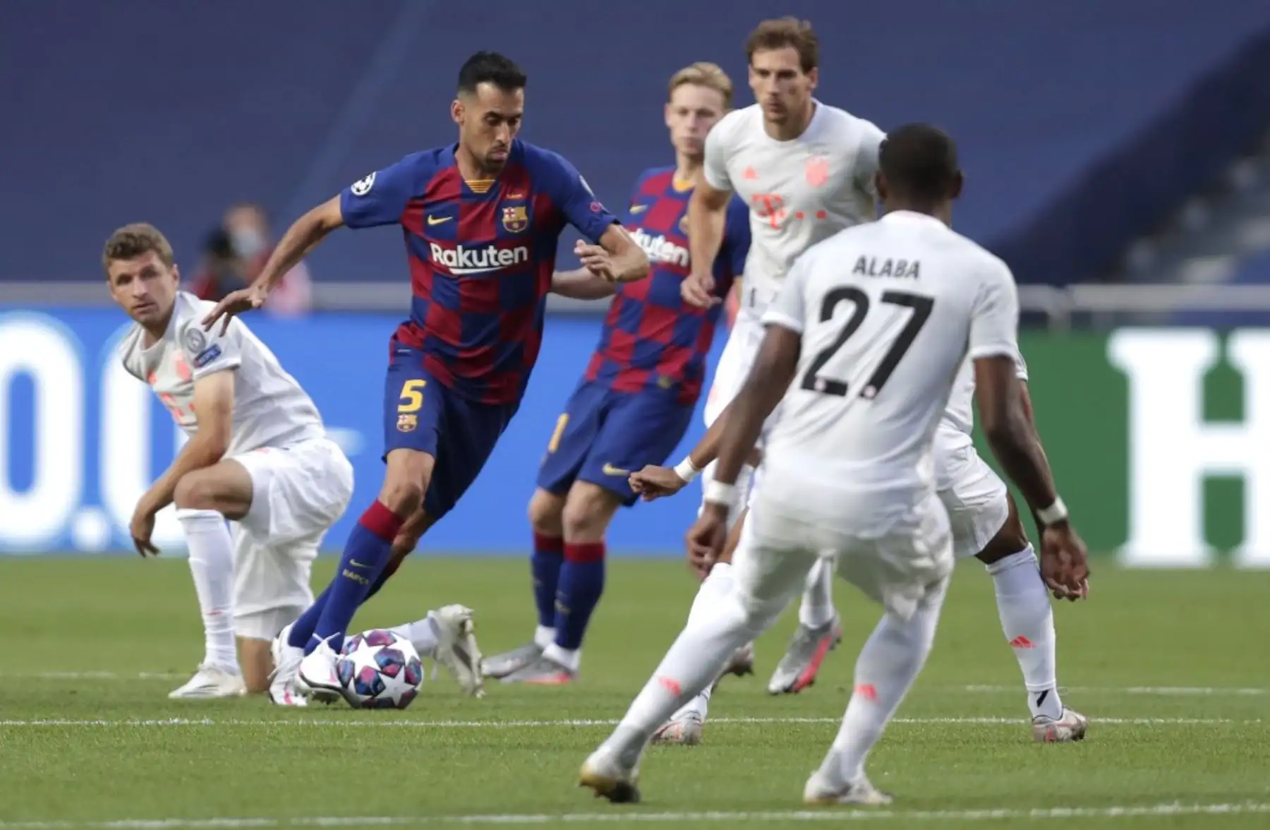 El centrocampista español del Barcelona Sergio Busquets corre con el balón sobre el delantero alemán del Bayern Munich Thomas Mueller, durante el partido de fútbol de cuartos de final de la Liga de Campeones de la UEFA entre el Barcelona y el Bayern Munich en el Estadio Luz de Lisboa.Foto:AFP