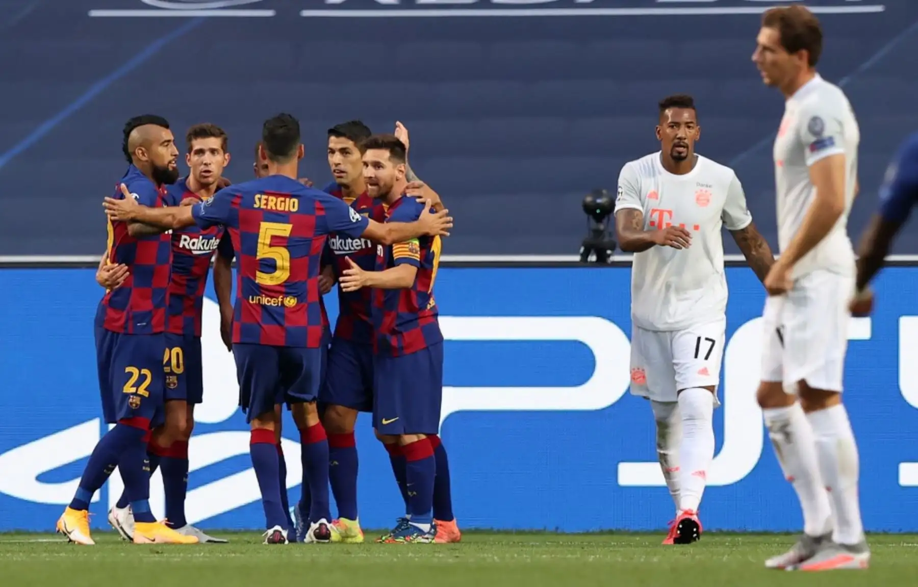 Los jugadores de Barcelona celebran su gol durante el partido de fútbol de cuartos de final de la UEFA Champions League entre el Barcelona y el Bayern de Múnich en el estadio Luz de Lisboa.Foto:AFP