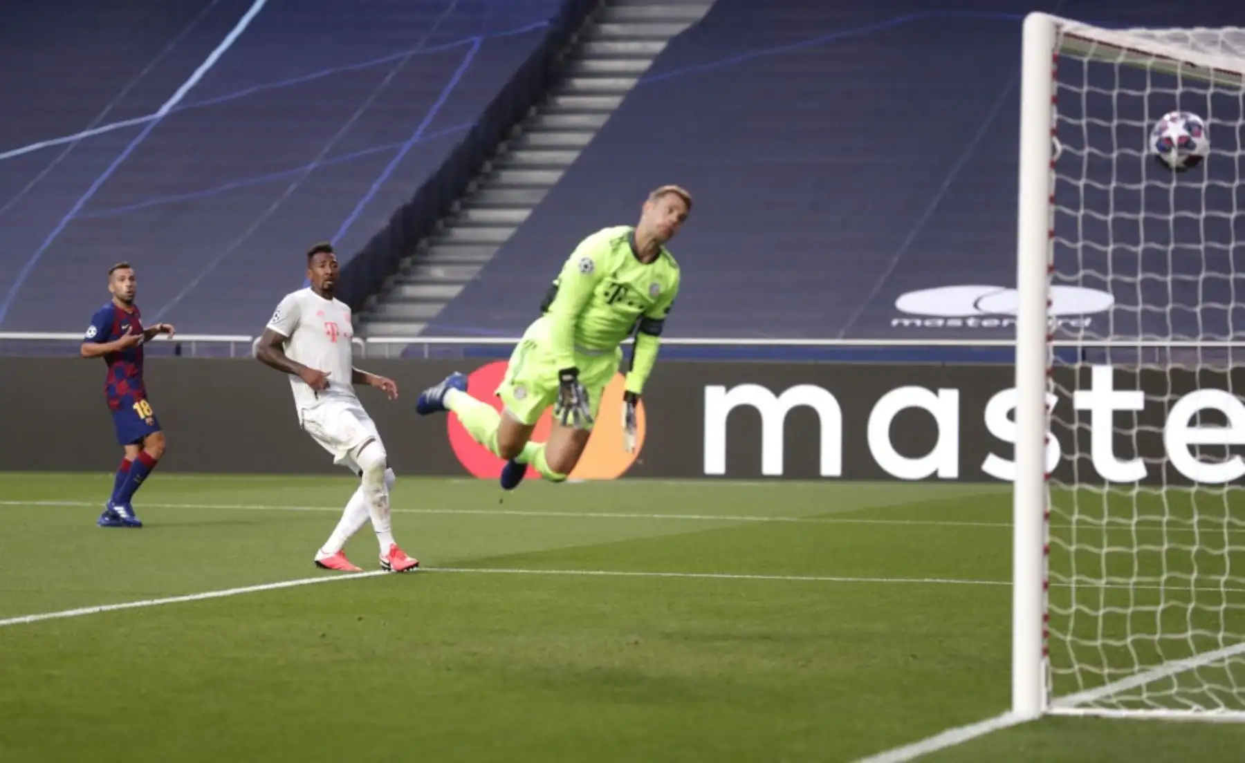 El portero alemán del Bayern Munich Manuel Neuer no detiene un gol durante el partido de fútbol de cuartos de final de la Liga de Campeones de la UEFA entre Barcelona y Bayern Munich en el estadio Luz de Lisboa.Foto:AFP