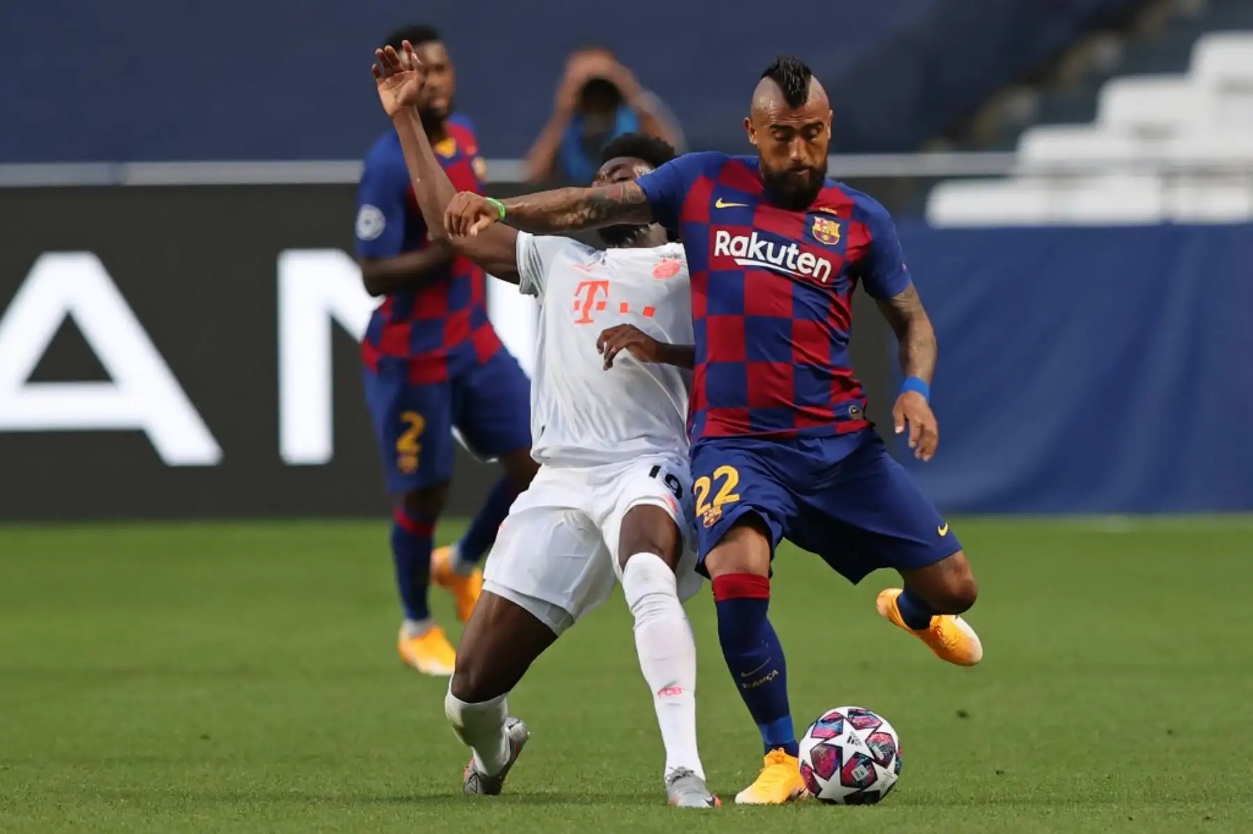 El mediocampista canadiense del Bayern Munich, Alphonso Davies , desafía al mediocampista chileno del Barcelona Arturo Vidal durante el partido de fútbol de cuartos de final de la Liga de Campeones de la UEFA entre el Barcelona y el Bayern Munich en el estadio Luz de Lisboa.Foto:AFP