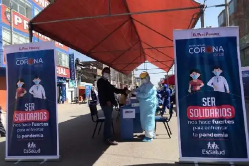 Con el fin de detectar nuevos casos, dar tratamiento oportuno y cortar la cadena de contagios de la enfermedad, personal de EsSalud realizó pruebas rápidas gratuitas de descarte de Covid-19 a la población del Valle de los ríos Apurímac, Ene y Mantaro (Vraem). Foto: EsSalud