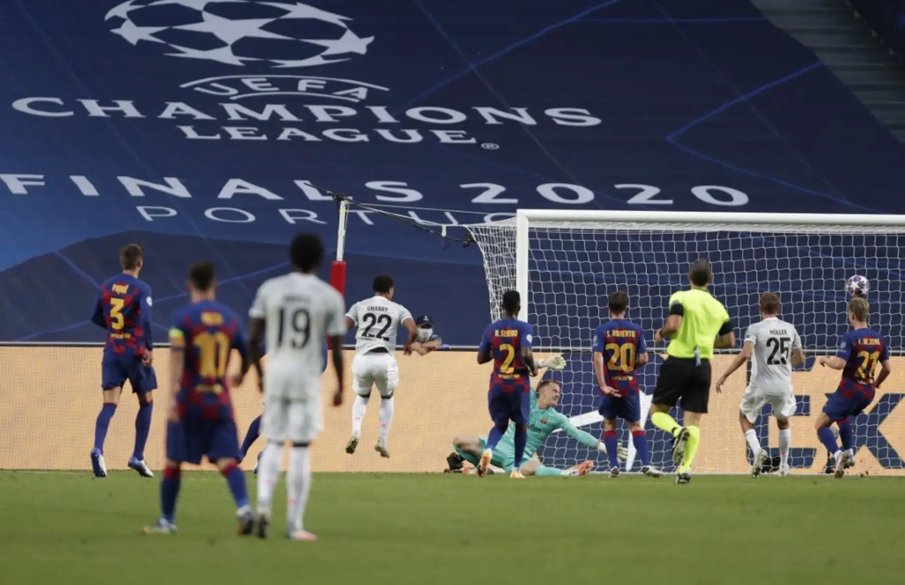 El centrocampista alemán del Bayern Munich Serge Gnabry anota el tercer gol de su equipo durante el partido de fútbol de cuartos de final de la Liga de Campeones de la UEFA entre el Barcelona y el Bayern Munich en el estadio Luz de Lisboa Foto:AFP