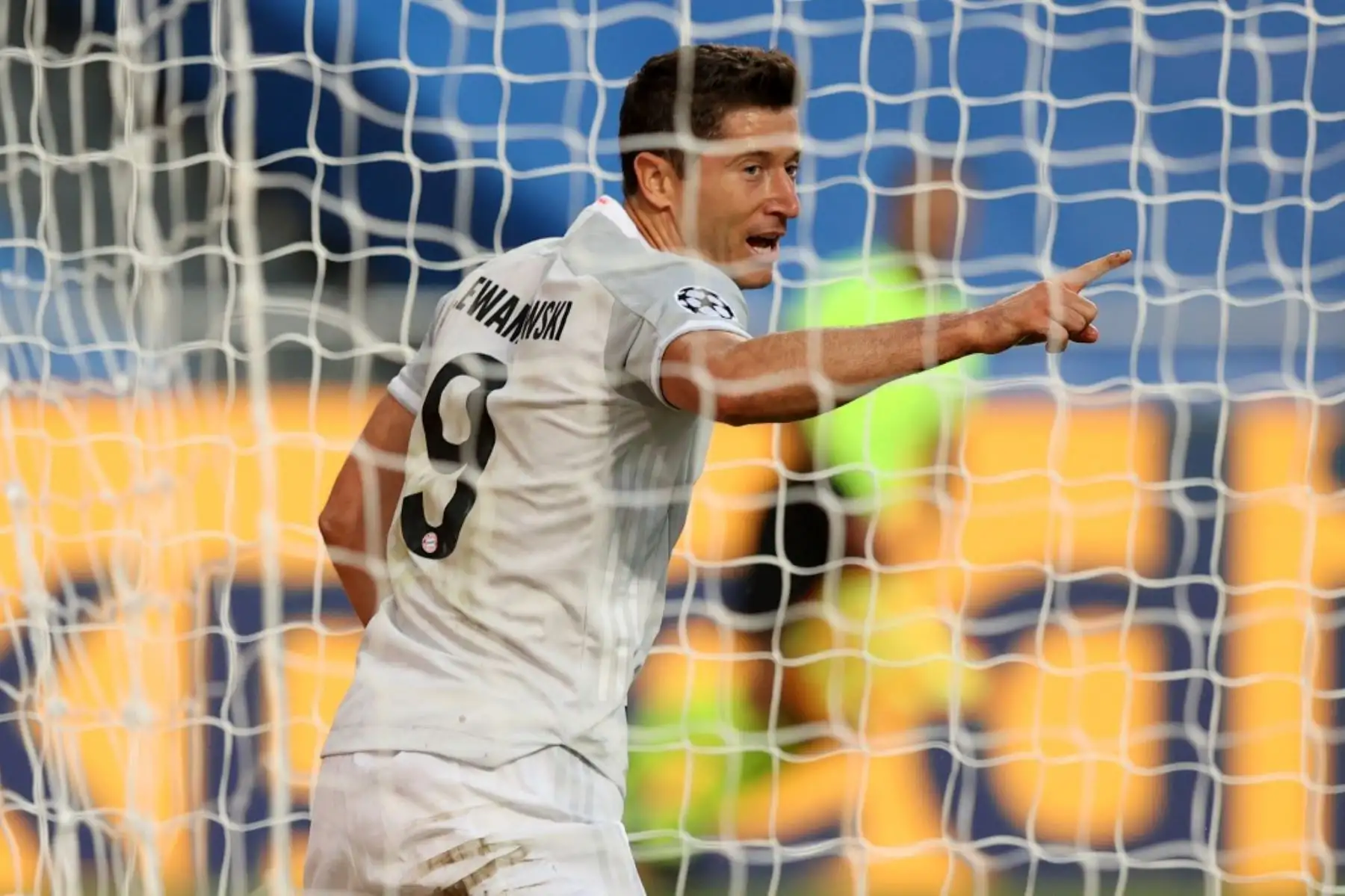 El delantero polaco del Bayern de Múnich, Robert Lewandowski, celebra el segundo gol de su equipo durante el partido de fútbol de cuartos de final de la Liga de Campeones de la UEFA entre el Barcelona y el Bayern de Múnich en el estadio Luz de Lisboa-Foto:AFP