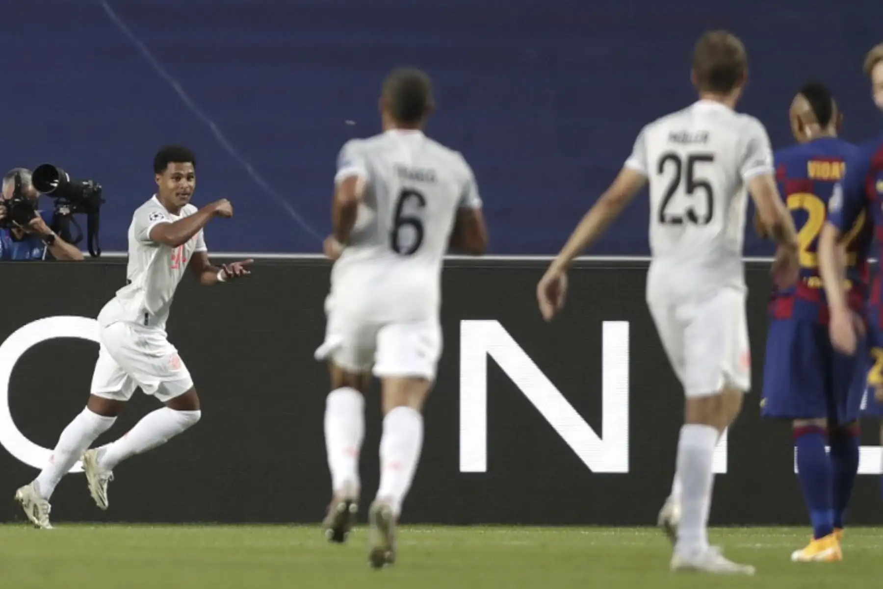 El mediocampista alemán del Bayern Munich Serge Gnabry  celebra después de anotar el tercer gol de su equipo durante el partido de fútbol de cuartos de final de la UEFA Champions League entre Barcelona y Bayern Munich en el estadio Luz de Lisboa.Foto:AFP