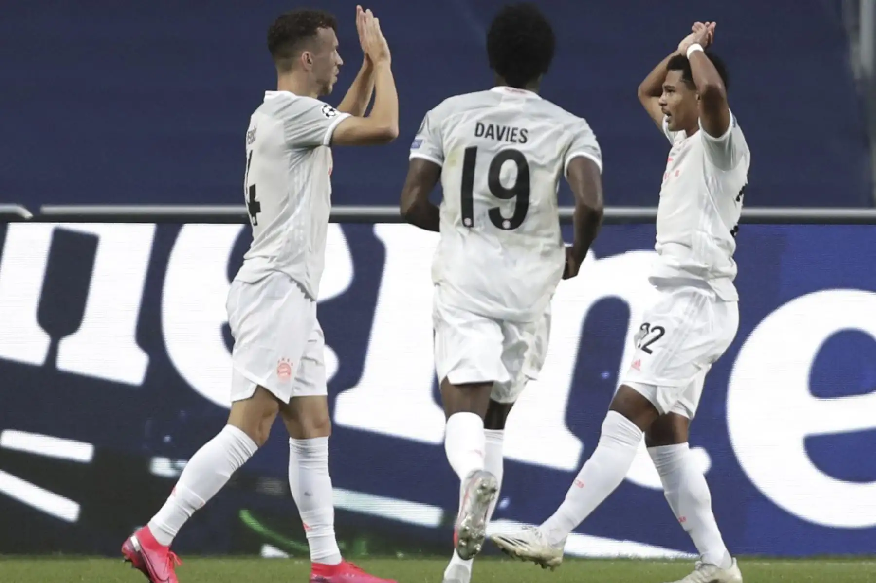 El centrocampista croata del Bayern Múnich Ivan Perisic celebra con el centrocampista alemán del Bayern Múnich Serge Gnabry y el centrocampista canadiense del Bayern Múnich Alphonso Davies tras marcar un gol durante los cuartos de final de la Liga de Campeones de la UEFA entre el Barcelona y el Bayern de Múnich en el estadio de la Luz en Lisboa.Foto:AFP