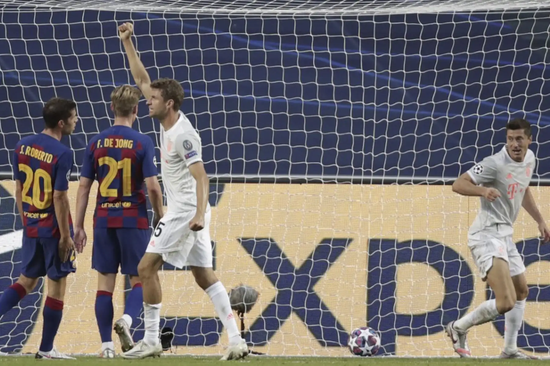 El delantero alemán del Bayern Múnich Thomas Mueller  celebra después de anotar el cuarto gol de su equipo durante el partido de fútbol de cuartos de final de la Liga de Campeones de la UEFA entre el Barcelona y el Bayern Múnich en el Estadio Luz de Lisboa.Foto:AFP