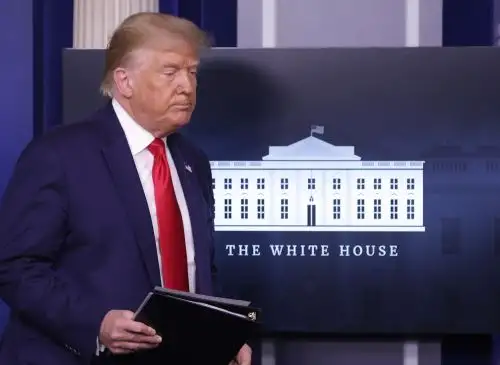 El presidente de los Estados Unidos, Donald Trump, llega para hablar a una conferencia de prensa en la sala de reuniones de la Casa Blanca el 14 en Washington, DC. Foto: AFP