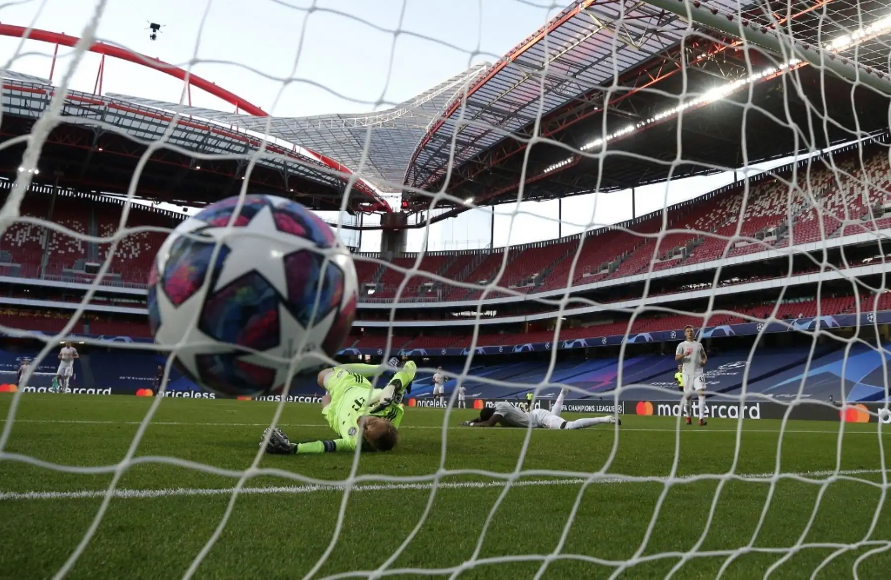 El portero alemán del Bayern Múnich, Manuel Neuer, concede un gol en propia meta durante el partido de fútbol de cuartos de final de la Liga de Campeones de la UEFA entre el Barcelona y el Bayern Múnich en el estadio Luz de Lisboa.Foto:AFP