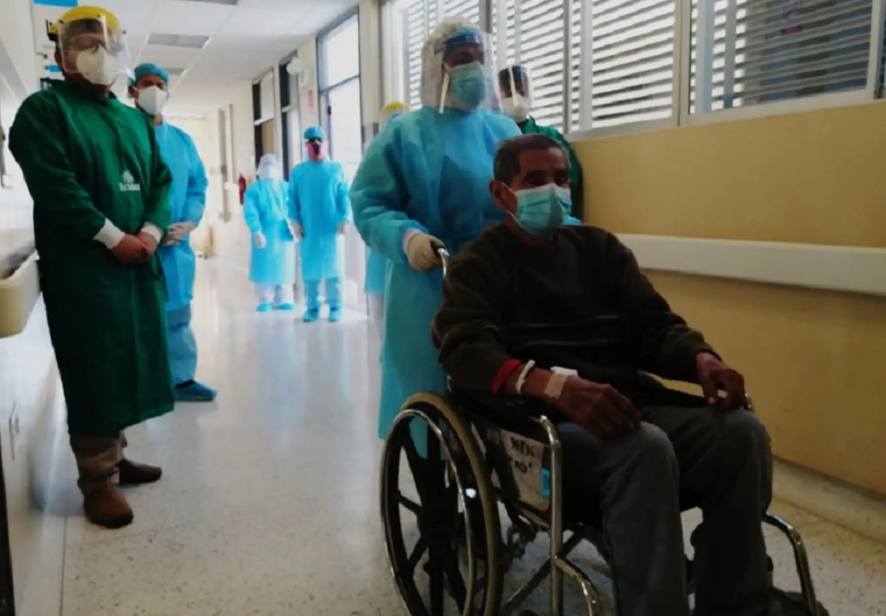 Pacientes covid-19 que se recuperaron en el Hospital Augusto Hernández de EsSalud en Ica retornaron a sus viviendas para continuar con su tratamiento médico, bajo la supervisión y monitoreo, por 15 días, de un equipo especializado de dicho establecimiento de salud. Foto: EsSalud