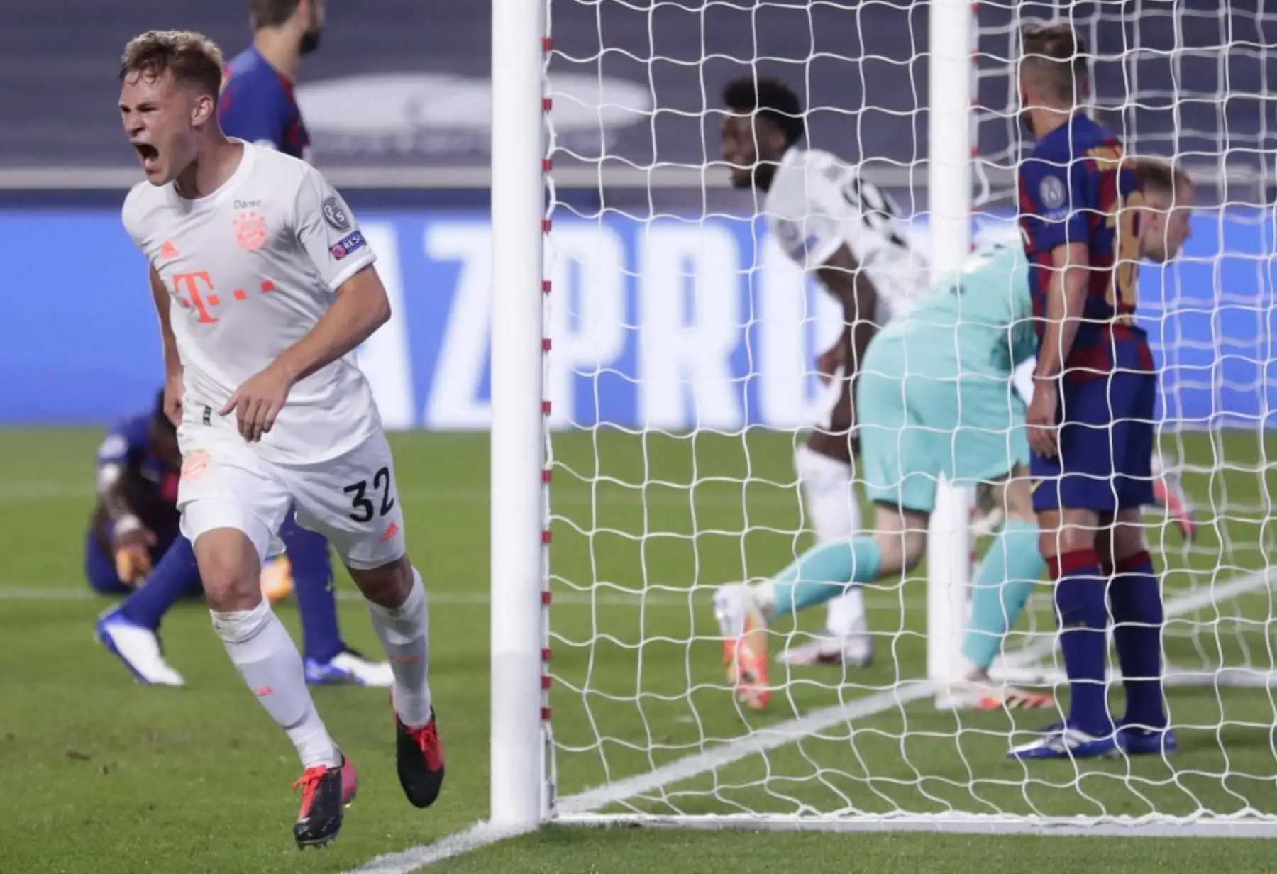 El centrocampista alemán del Bayern Munich Joshua Kimmich. Celebra después de anotar el quinto gol de su equipo durante el partido de fútbol de cuartos de final de la UEFA Champions League entre el Barcelona y el Bayern Munich en el estadio Luz de Lisboa.Foto: AFP