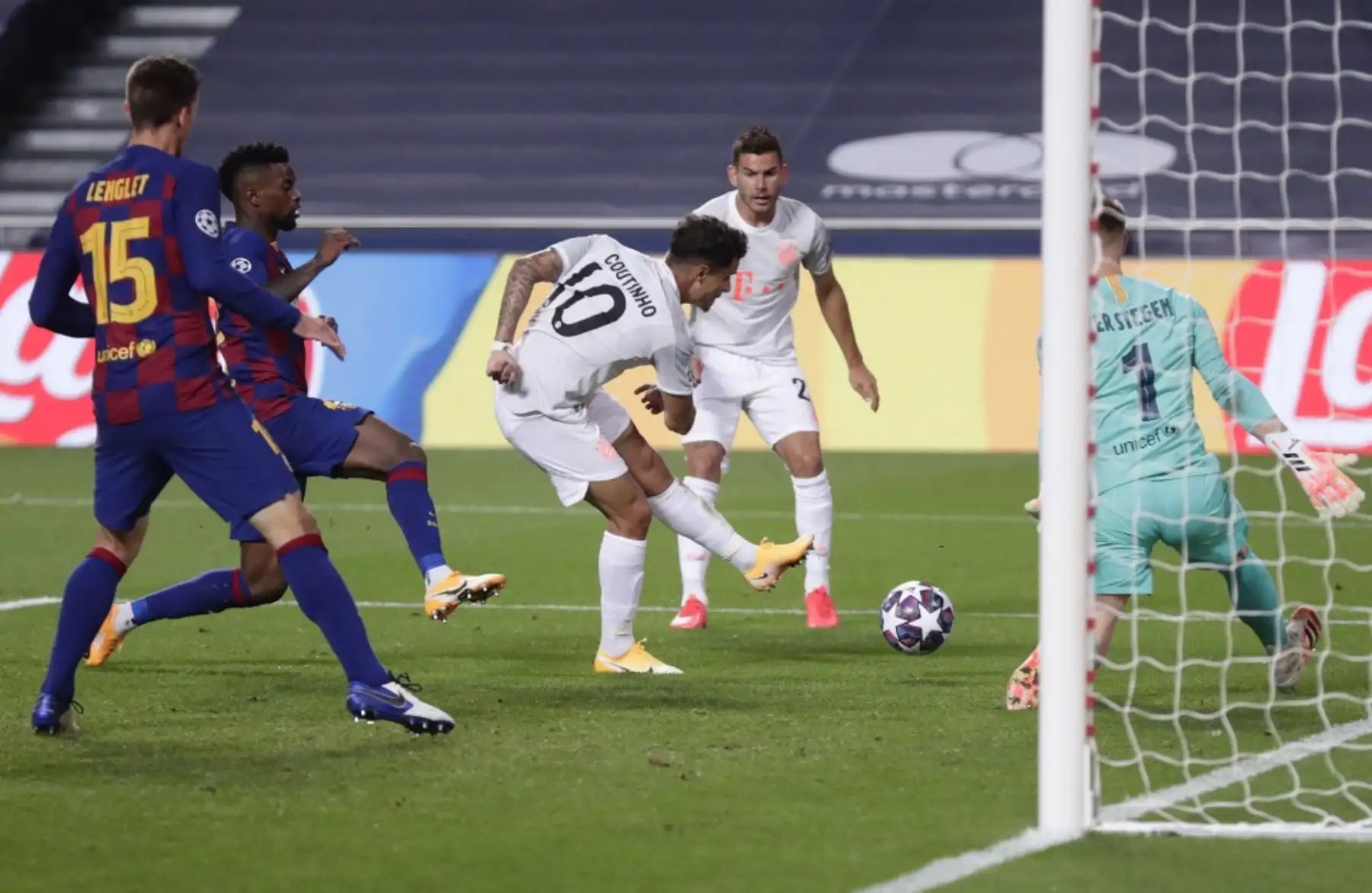 El centrocampista brasileño del Bayern Munich Philippe Coutinho anota el octavo gol de su equipo durante el partido de fútbol de cuartos de final de la Liga de Campeones de la UEFA entre Barcelona y Bayern Munich en el estadio Luz de Lisboa.Foto:AFP