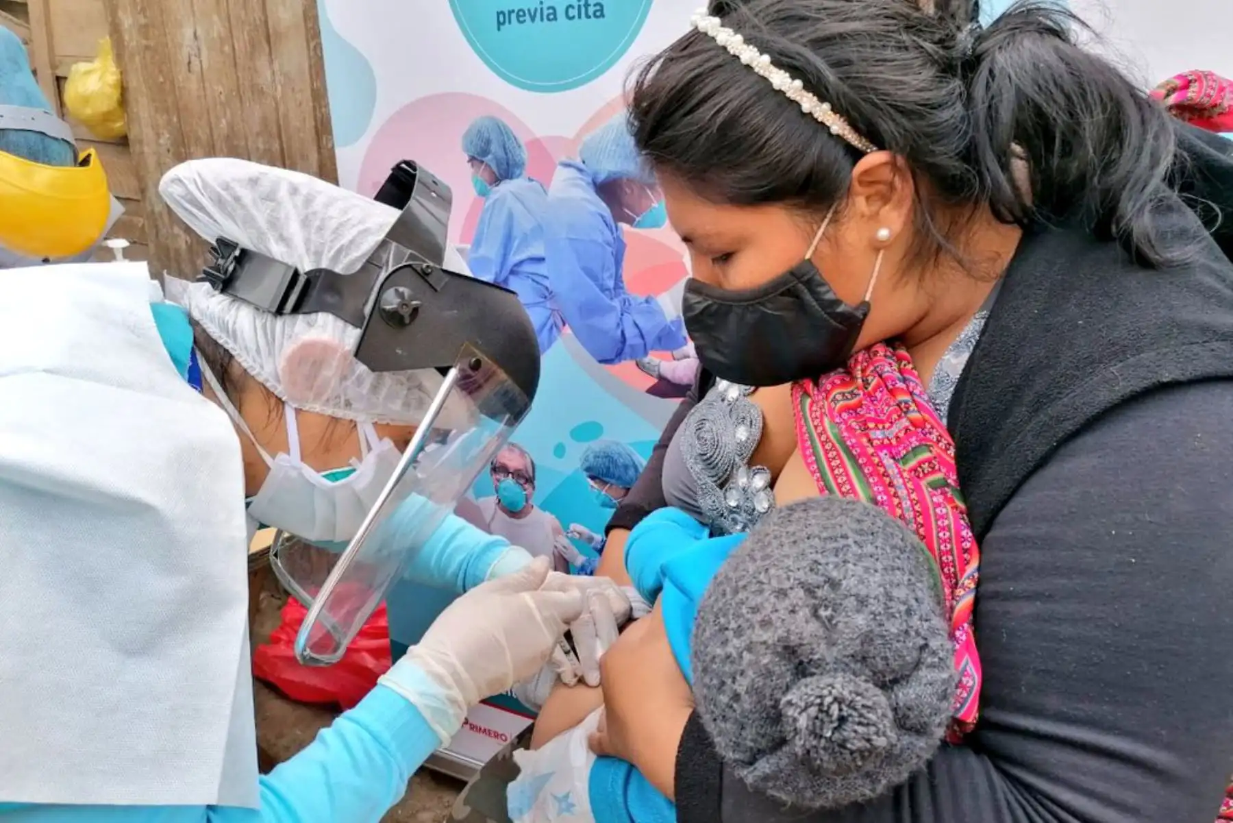 El ministerio de Salud presentó el Punto Estratégico Popular de Vacunación en el comedor Sara Rodríguez en San Juan de Lurigancho, donde se brindará atención a menores de 5 años, gestantes y adultos mayores de 60 años.

Foto: ANDINA/MINSA