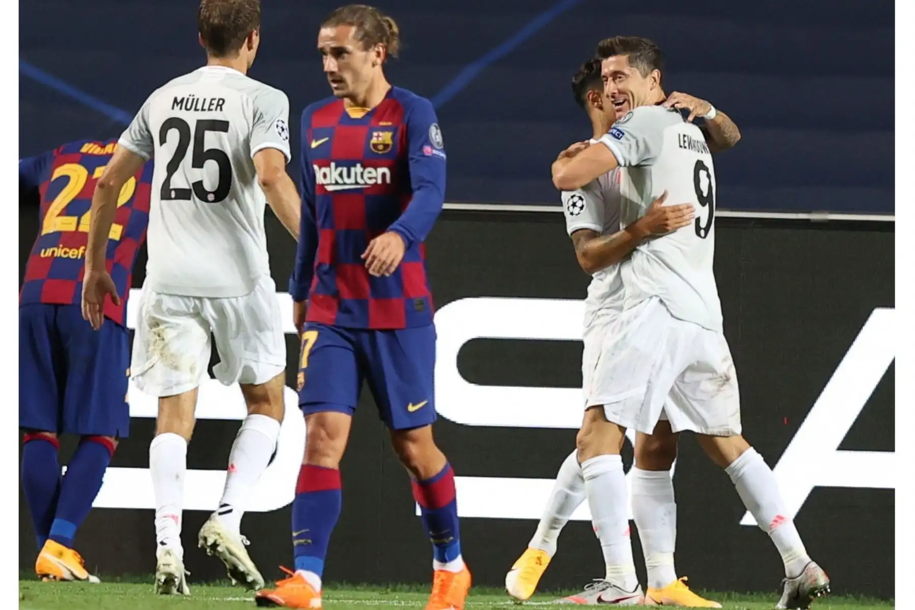 Robert Lewandowski del Bayern Munich celebra tras anotar la ventaja 6-2 durante el partido de cuartos de final de la UEFA Champions League entre Barcelona y Bayern Munich en Lisboa, Portugal.
Foto: EFE