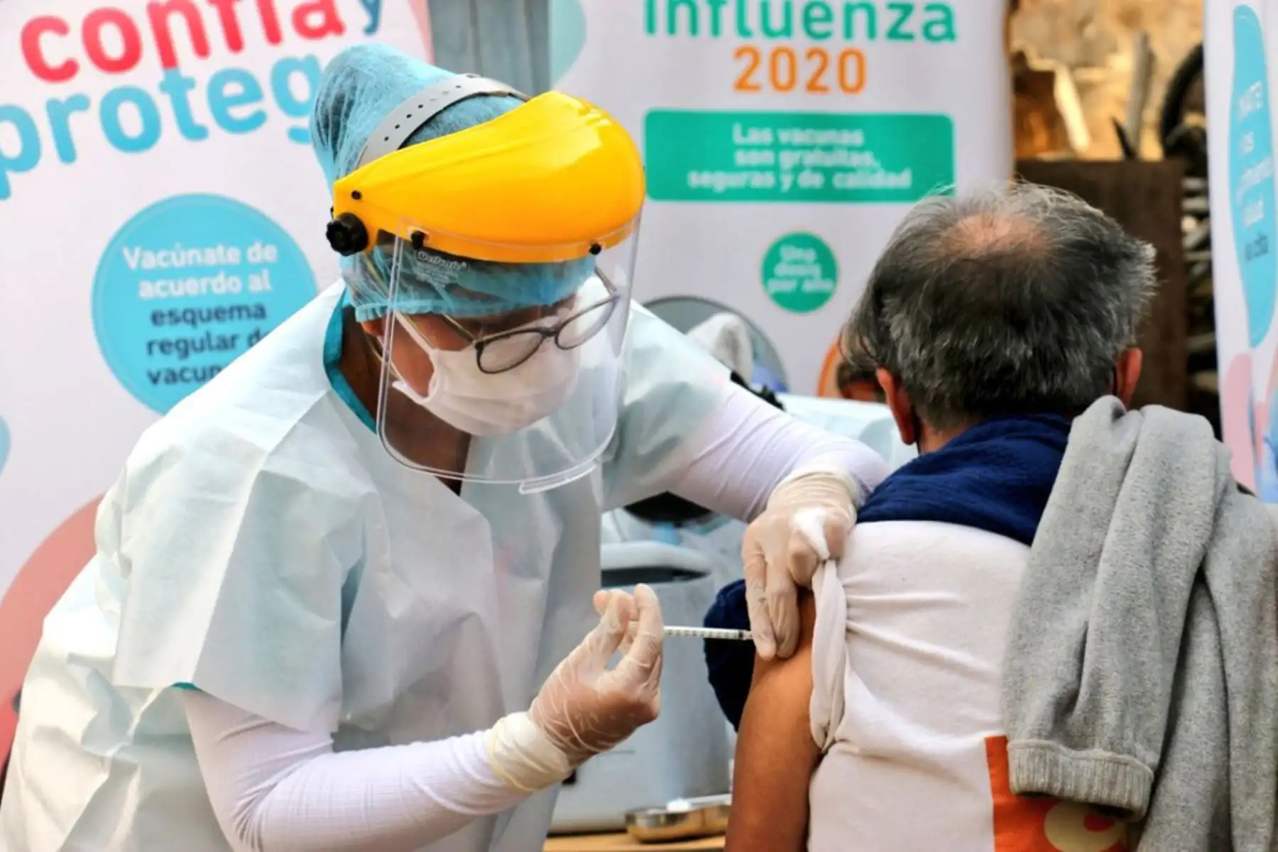 El ministerio de Salud presentó el Punto Estratégico Popular de Vacunación en el comedor Sara Rodríguez en San Juan de Lurigancho, donde se brindará atención a menores de 5 años, gestantes y adultos mayores de 60 años.

Foto: ANDINA/MINSA