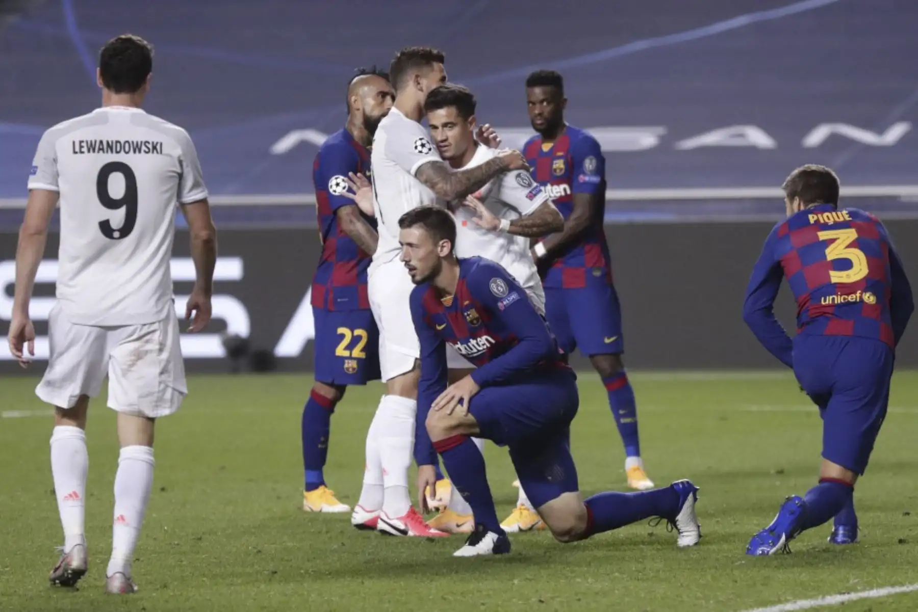 El centrocampista brasileño del Bayern Munich Philippe Coutinho  celebra con sus compañeros de equipo después de anotar el séptimo gol de su equipo durante el partido de fútbol de cuartos de final de la Liga de Campeones de la UEFA entre el Barcelona y el Bayern Munich en el estadio Luz de Lisboa.Foto:AFP