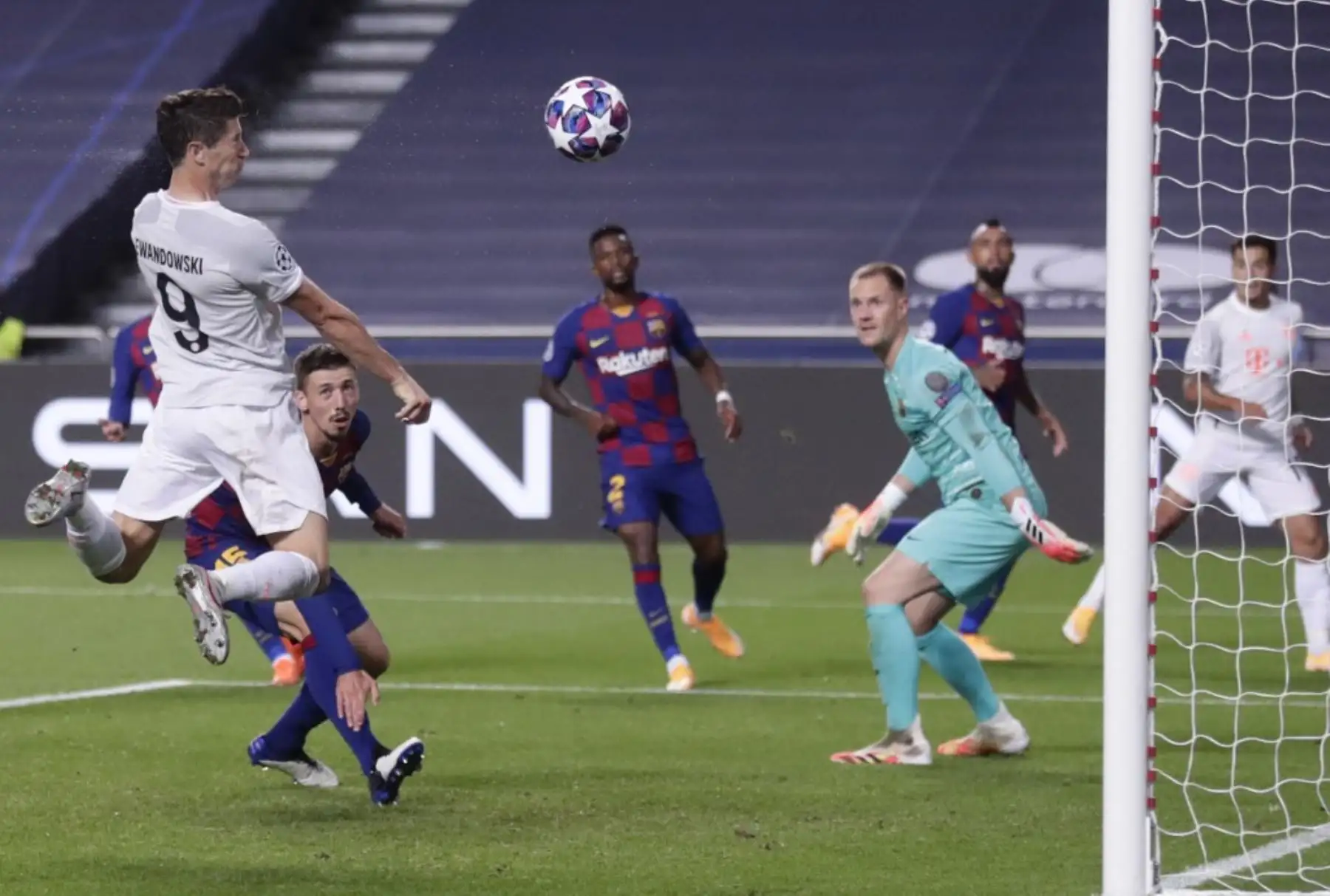 El delantero polaco del Bayern Munich Robert Lewandowski anota un cabezazo durante el partido de fútbol de cuartos de final de la Liga de Campeones de la UEFA entre Barcelona y Bayern Munich en el estadio Luz de Lisboa.Foto:AFP