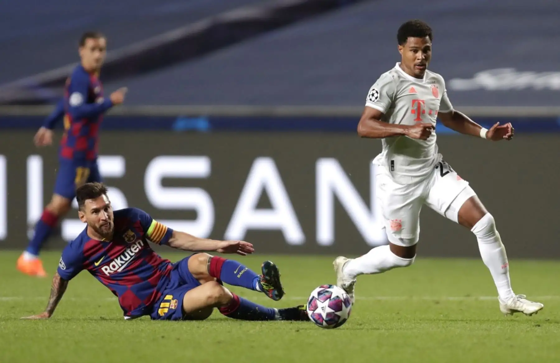 El delantero argentino del Barcelona Lionel Messi desafía al mediocampista alemán del Bayern Múnich Serge Gnabry durante el partido de fútbol de cuartos de final de la Liga de Campeones de la UEFA entre el Barcelona y el Bayern Múnich en el estadio Luz de Lisboa.Foto:AFP