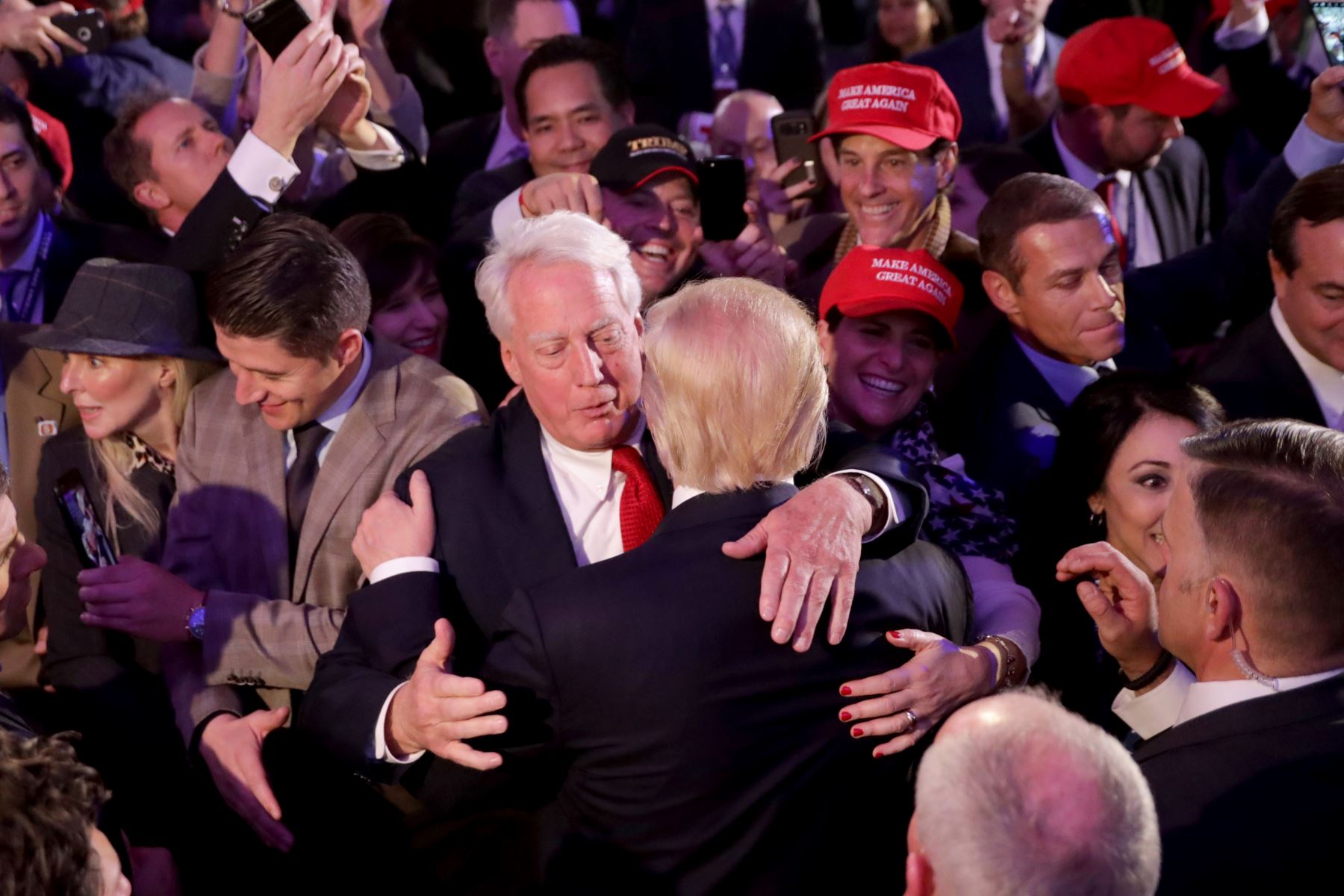 En esta foto de archivo, tomada el 9 de noviembre de 2016, el presidente electo republicano Donald Trump (al frente) abraza a su hermano Robert Trump después de pronunciar su discurso de aceptación en la ciudad de Nueva York. Foto AFP