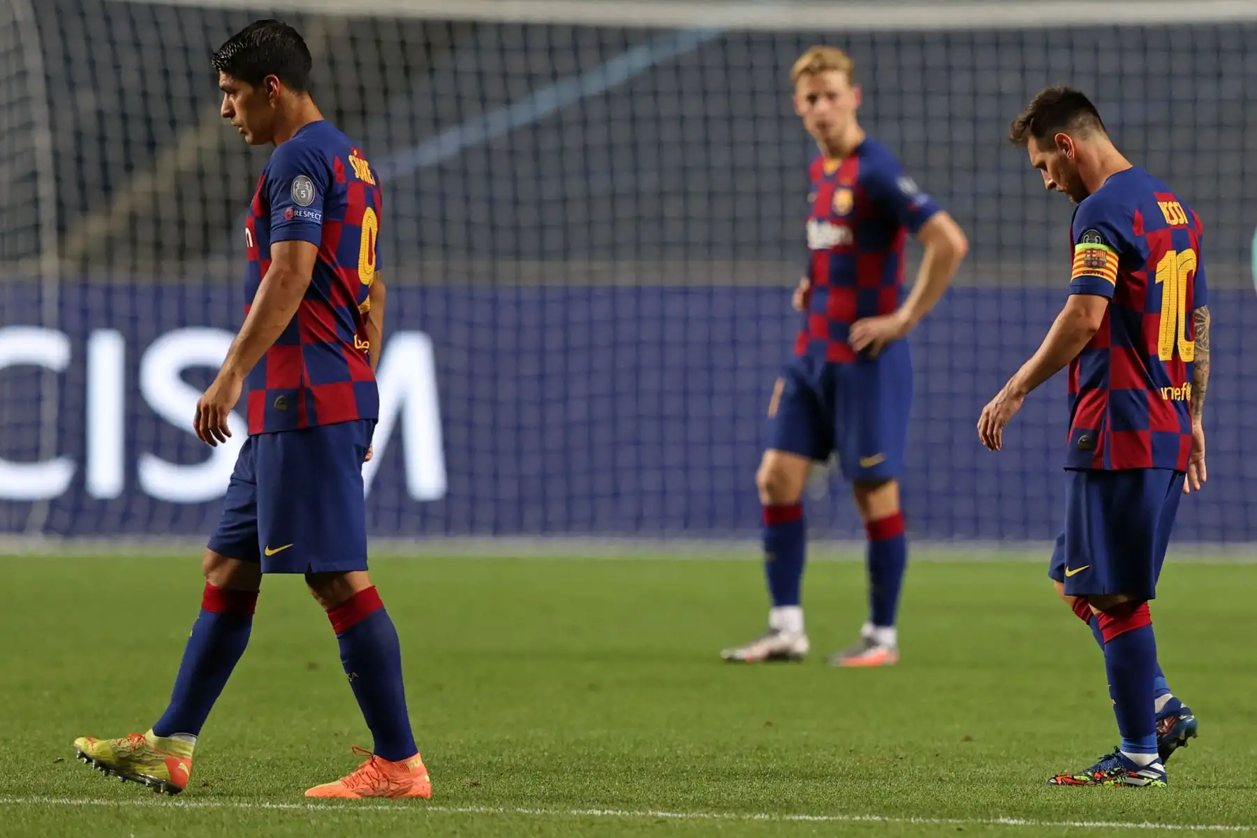 El delantero argentino del Barcelona Lionel Messi  y el delantero uruguayo del Barcelona Luis Suárez  reaccionan durante el partido de fútbol de cuartos de final de la Liga de Campeones de la UEFA entre el Barcelona y el Bayern de Múnich en el estadio Luz de Lisboa.
Foto: AFP