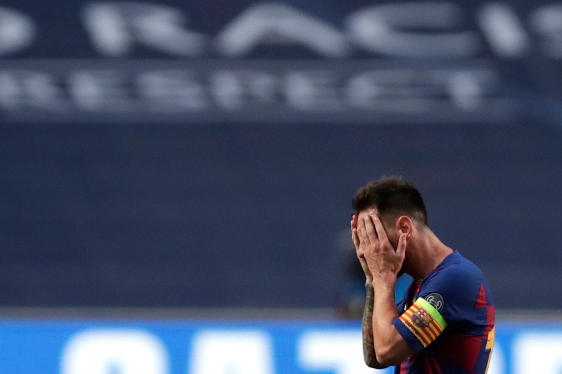 El delantero argentino del Barcelona Lionel Messi se muestra decepcionado de la derrota histórica  ante el Bayern de Múnich durante el partido de fútbol de cuartos de final de la Liga de Campeones de la UEFA entre el Barcelona y el Bayern de Múnich en el estadio Luz de Lisboa.
Manu Fernandez / PISCINA / AFP
