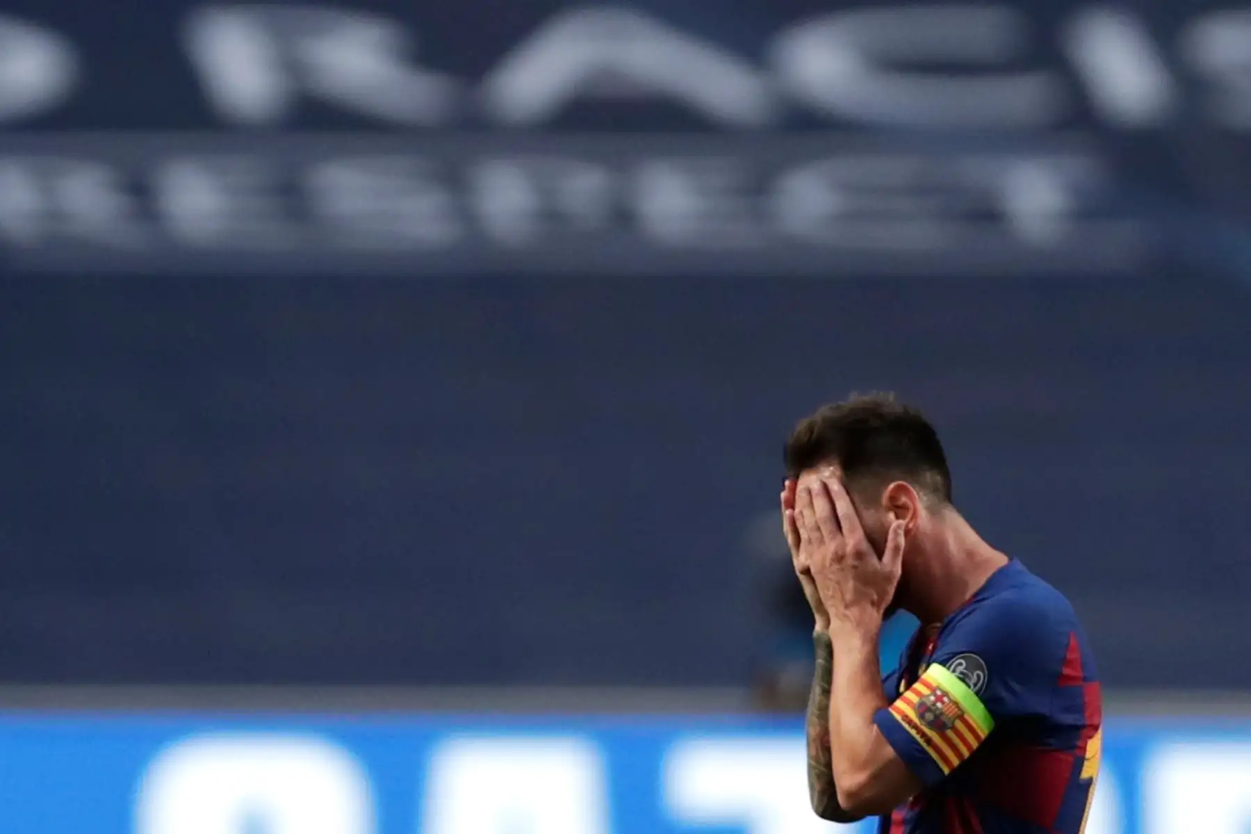 El delantero argentino del Barcelona Lionel Messi se muestra decepcionado de la derrota histórica  ante el Bayern de Múnich durante el partido de fútbol de cuartos de final de la Liga de Campeones de la UEFA entre el Barcelona y el Bayern de Múnich en el estadio Luz de Lisboa.
Manu Fernandez / PISCINA / AFP